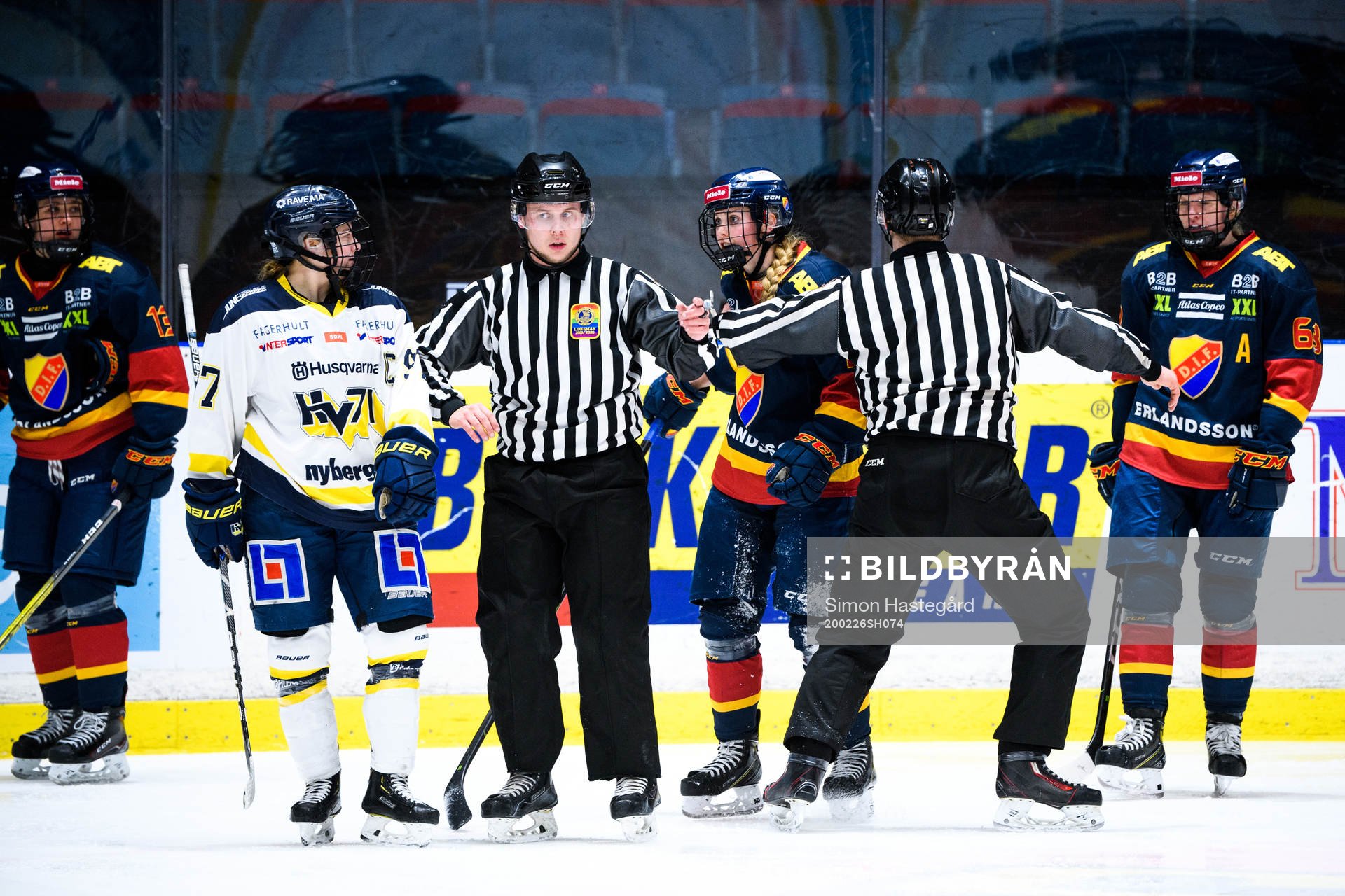 s Jessica Healey och Djurgårdens Julia Östlund