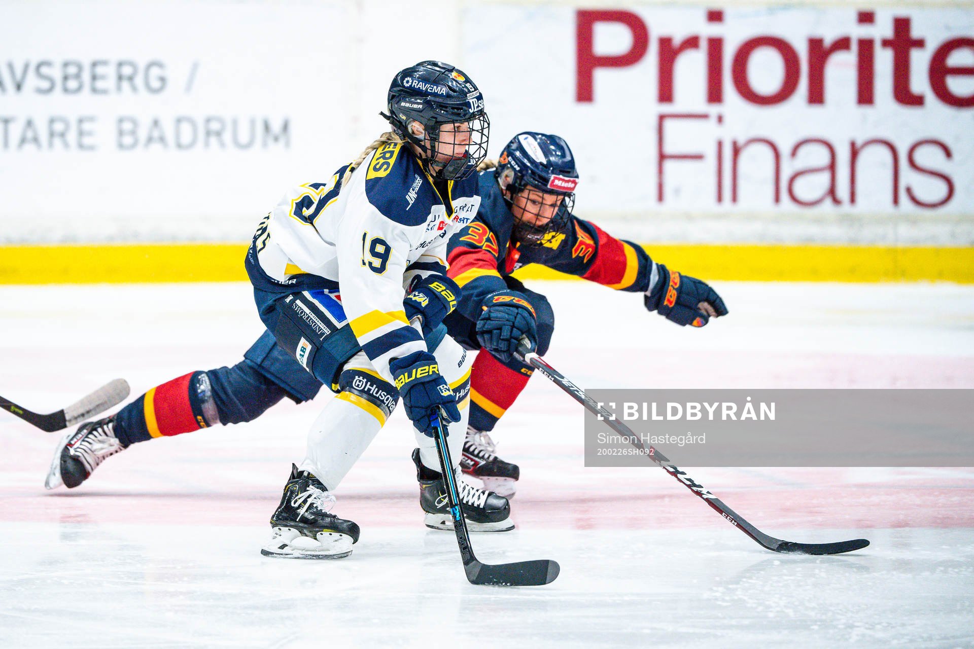 s Kaitlyn Tougas och Djurgårdens Josefine Holmgren