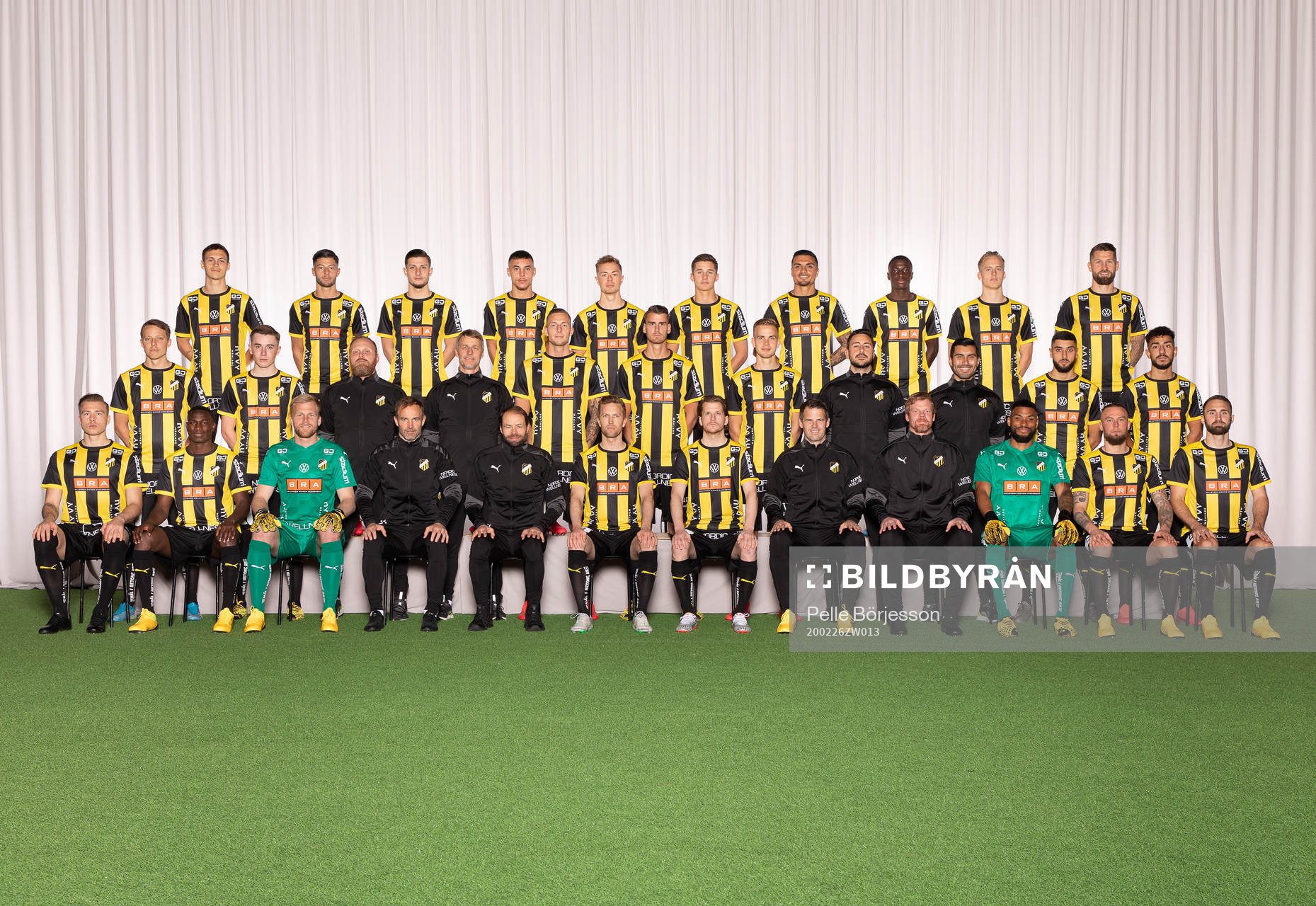Häcken poserar för en lagbild den 26 februari 2020 i Göteborg. Bakre ledet från vänster: Tobias Carlsson, Kevin Yakob, Adnan Maric, Ali Youssef, Adam Andersson, Leo Bengtsson, Ahmed Yasin, Imam Seedy Jagne, Gustav Berggren, Joona Toivio. Mittenledet från vänster: Viktor Lundberg, Patrik Wålemark, fystränare Nicklas Möller, materialförvaltare Kjell-Ove Johansson, Gustaf Nilsson, Johan Hammar, Jasse Tuominen, fysioterapuet Patrik Ghazarian, matchanalytiker Mario Chavez, Aiham Ousou, Daleho Irandust. Sittande från vänster: Alexander Søderlund, Godswill Ekpolo, Peter Abrahamsson, assisterande tränare Christian Lundström, tränare Andreas Alm, Rasmus Lindgren, Erik Friberg, assisterande tränare Robert Vilahamn, målvaktstränare Christoffer Källqvist, Johathan Rasheed, Alexander Faltsetas, Oskar Sverrisson.