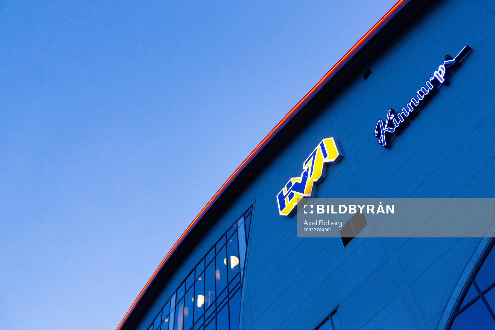 s och Kinnarps logotyper på väggen