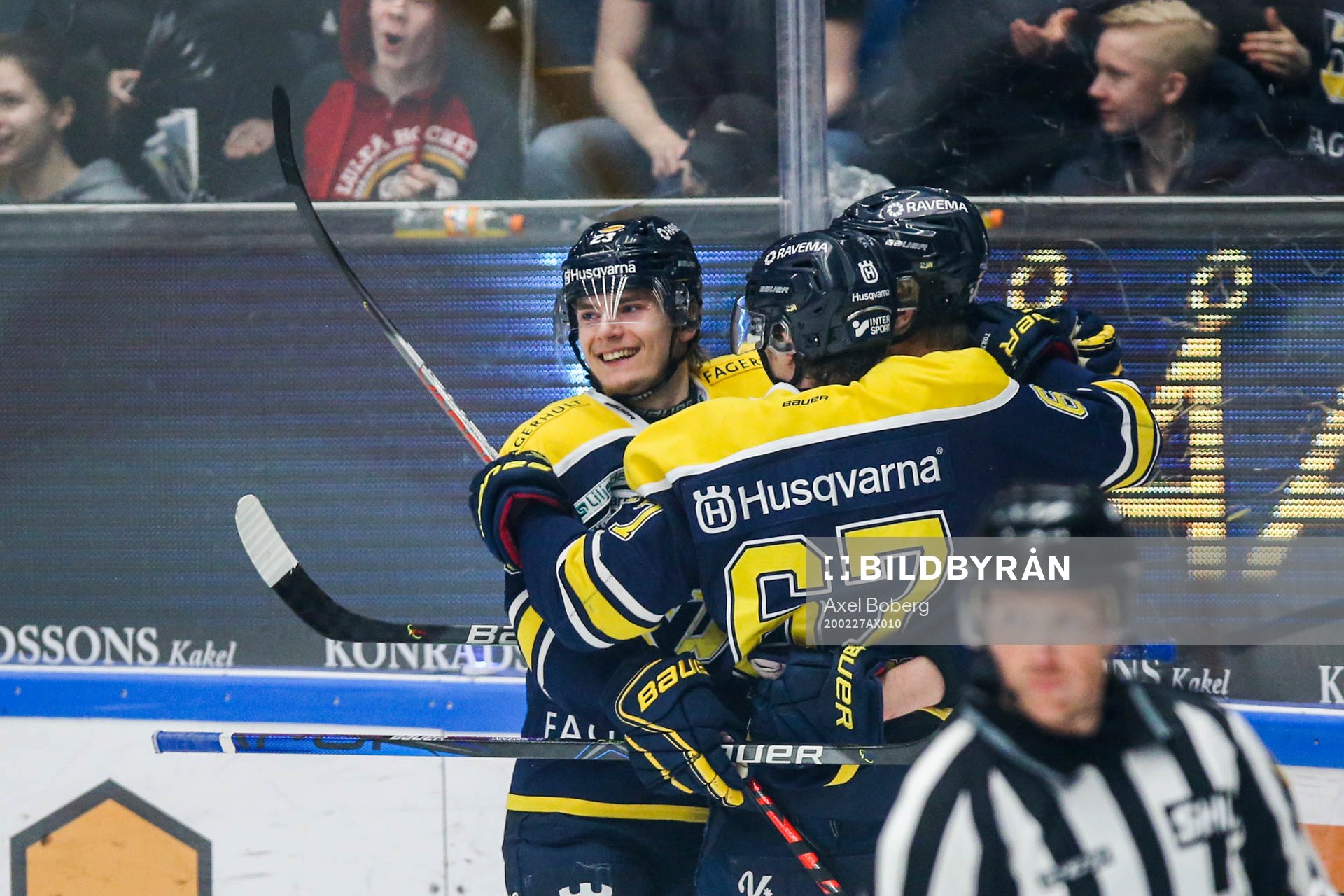 s Christoffer Törngren jublar med lagkamrater