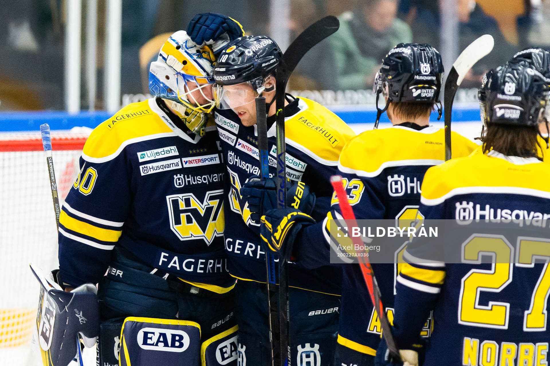 s målvakt Hugo Alnefelt och Martin Thörnberg jublar