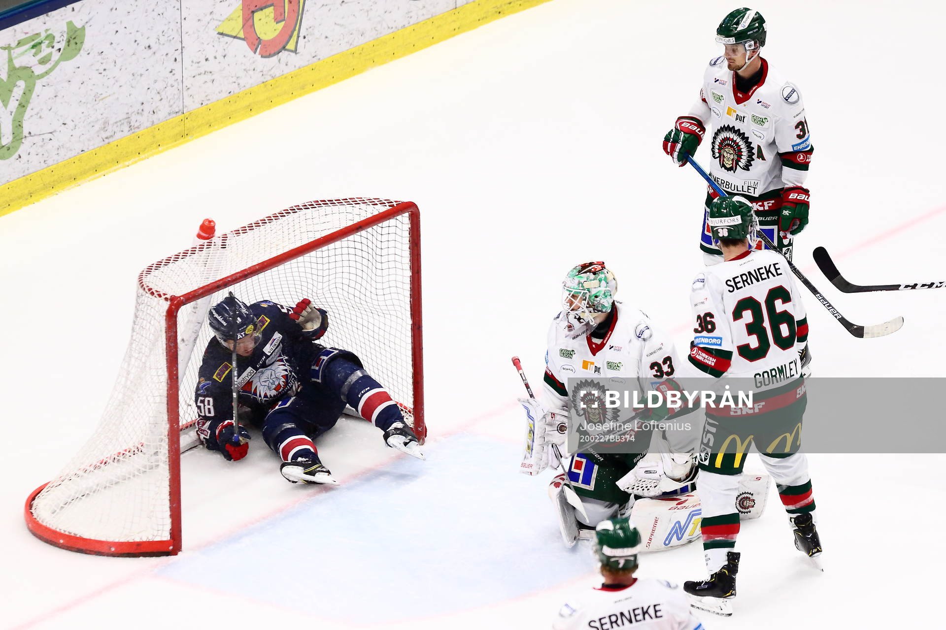 Frölundas goalkeeper Johan Mattsson, Brandon Gormley och