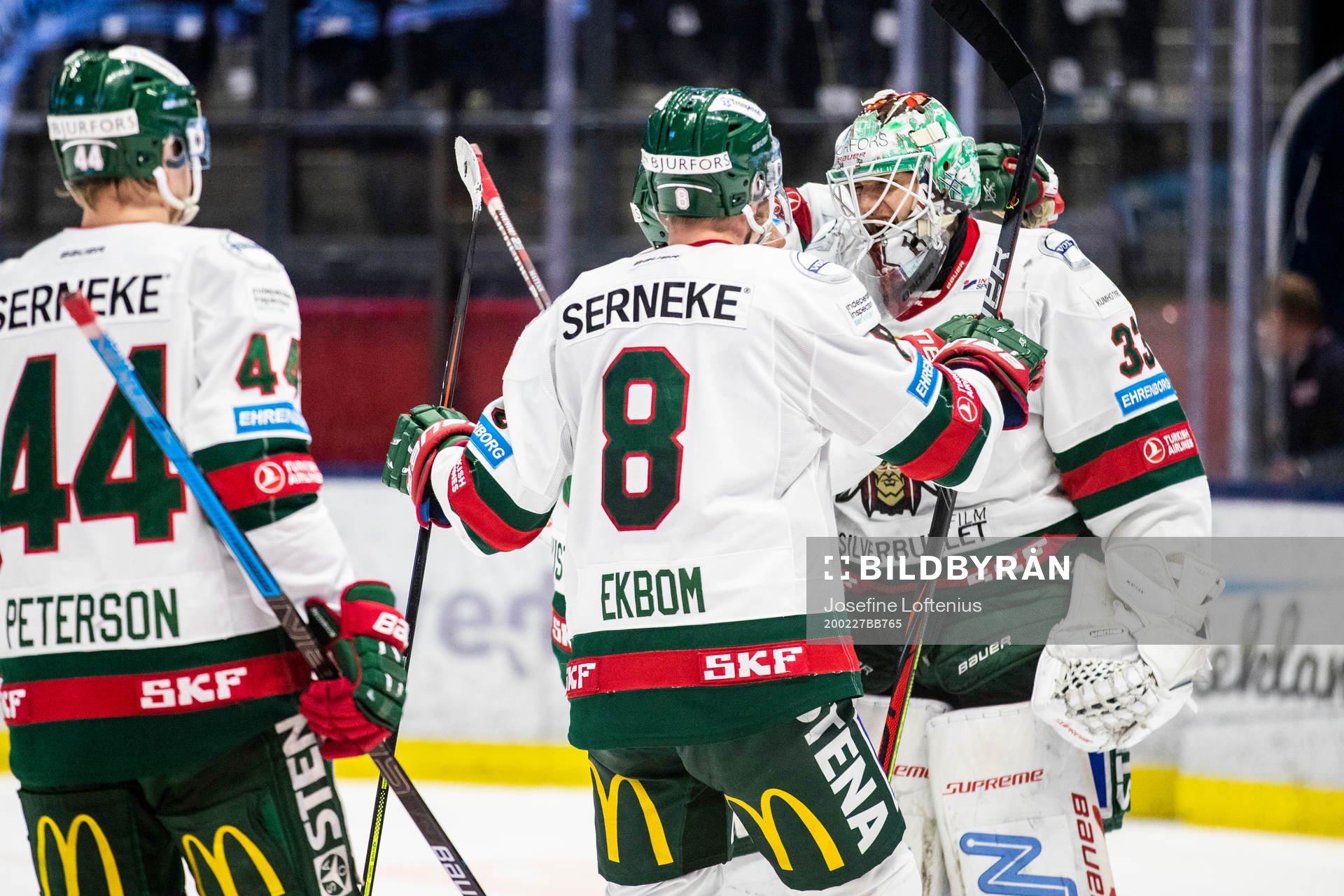 Frölundas goalkeeper Johan Mattsson jublar med lagkamrater