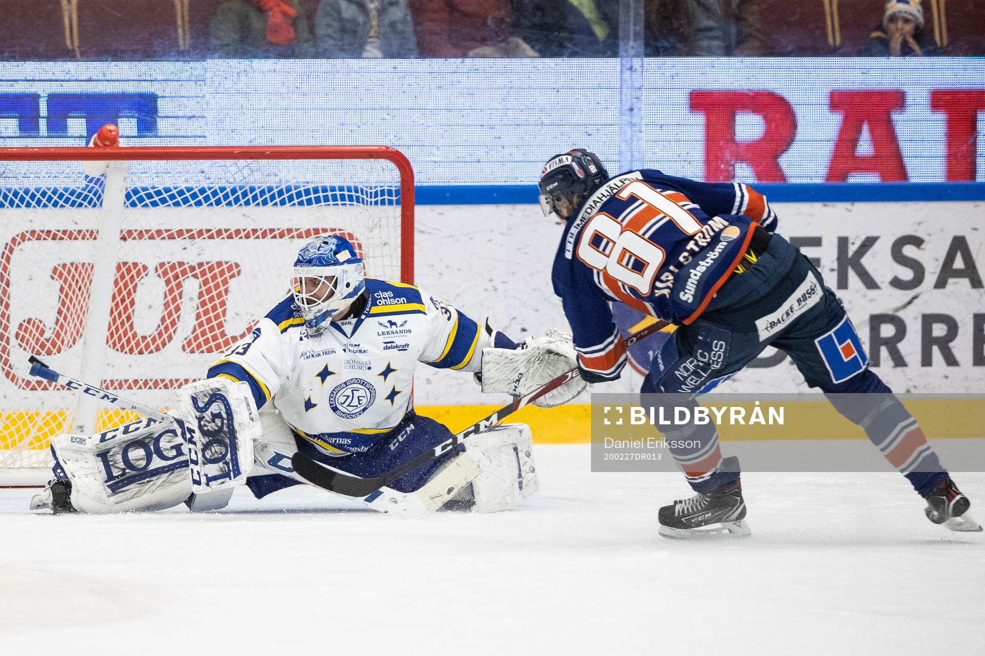 Leksands målvakt Axel Brage räddar straff av Växjös
