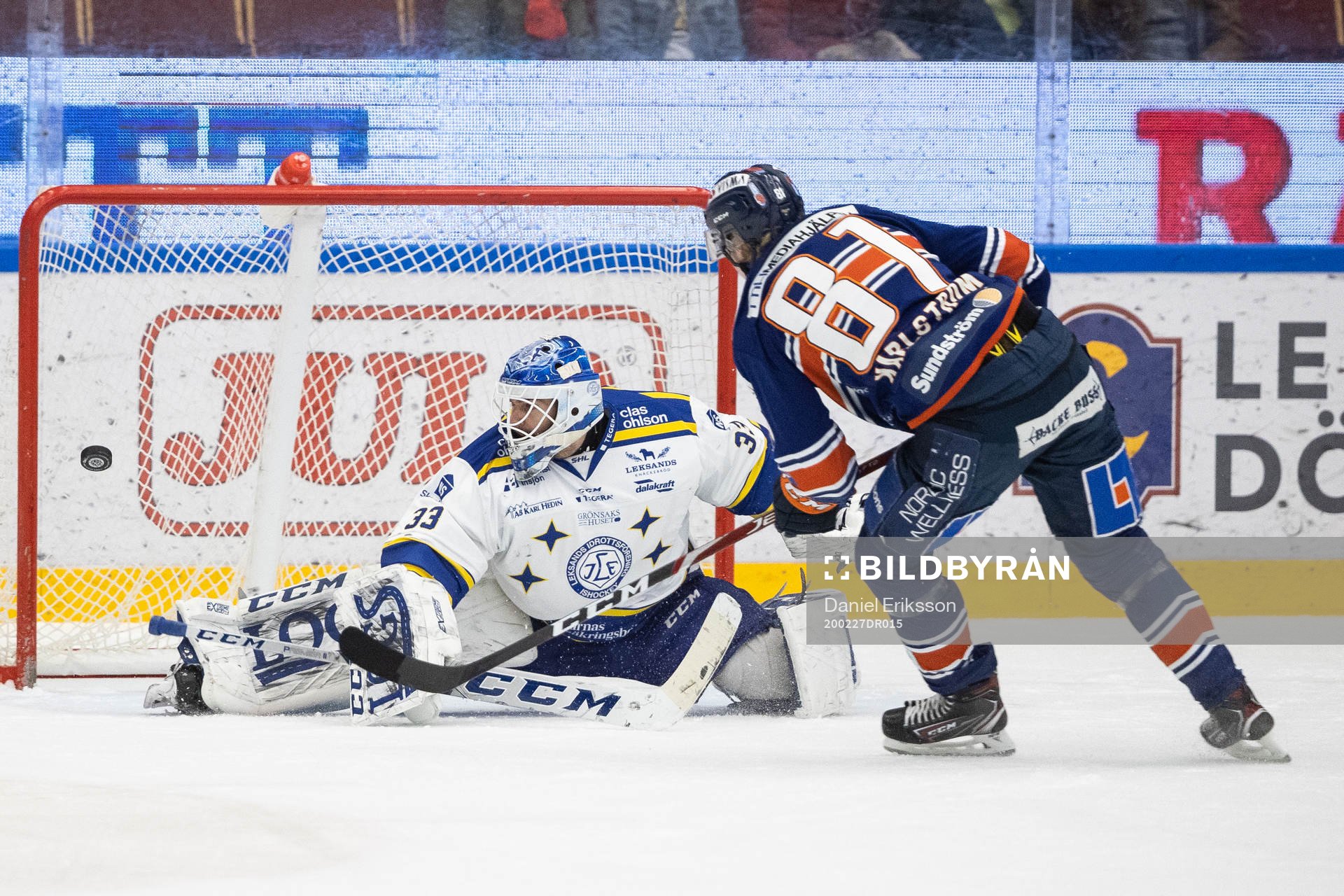 Leksands målvakt Axel Brage räddar straff av Växjös