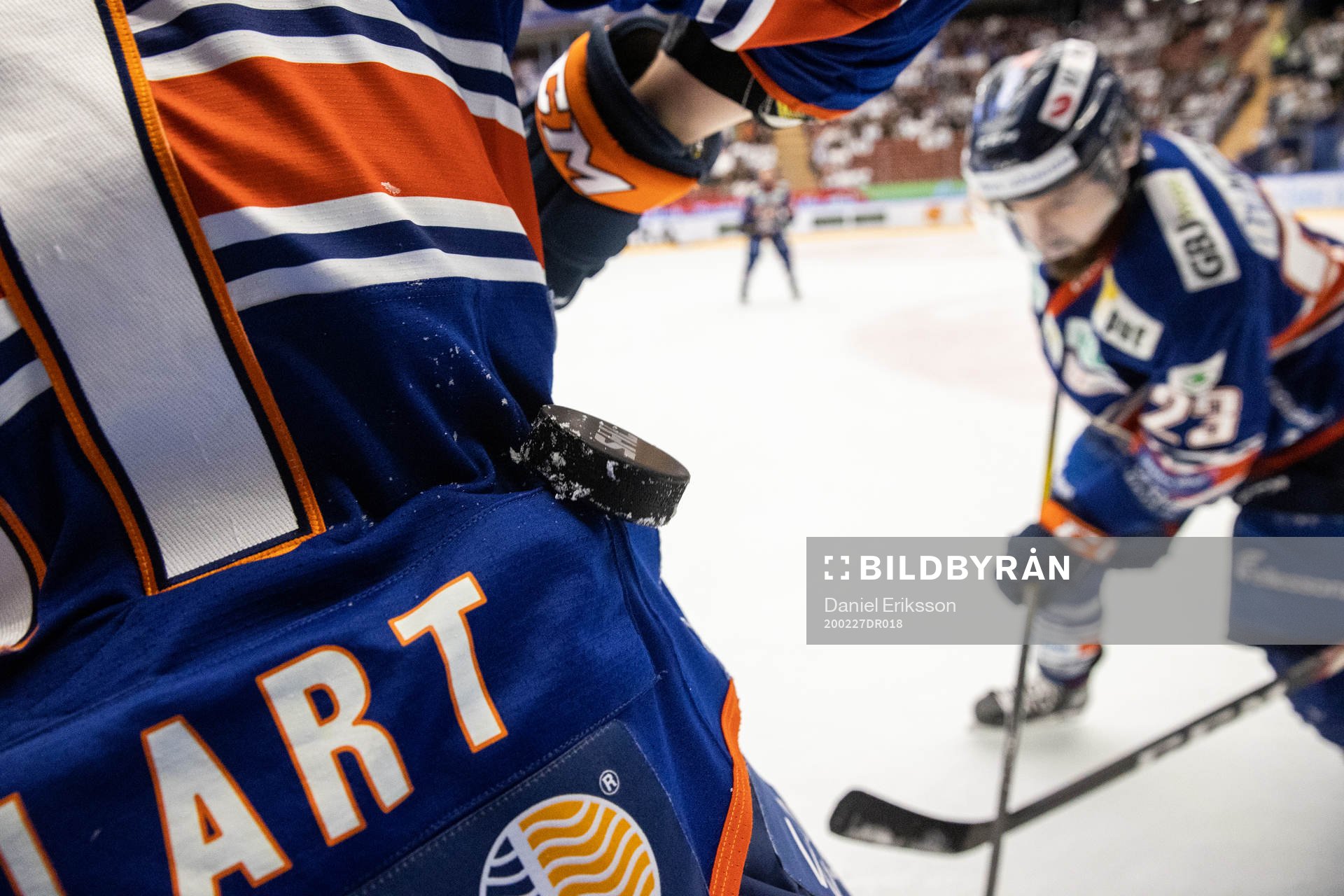 Pucken landar på ryggen av Växjös Ilari Melart
