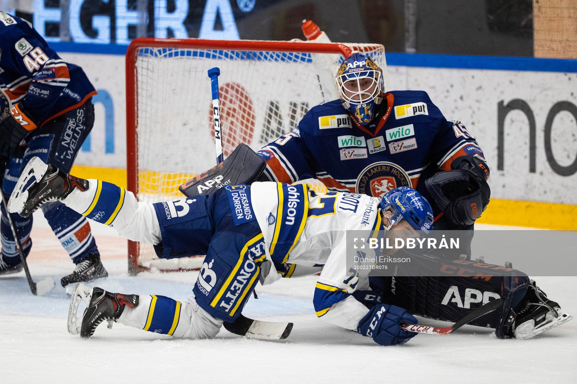 Leksands Spencer Abbott faller framför Växjös målvakt