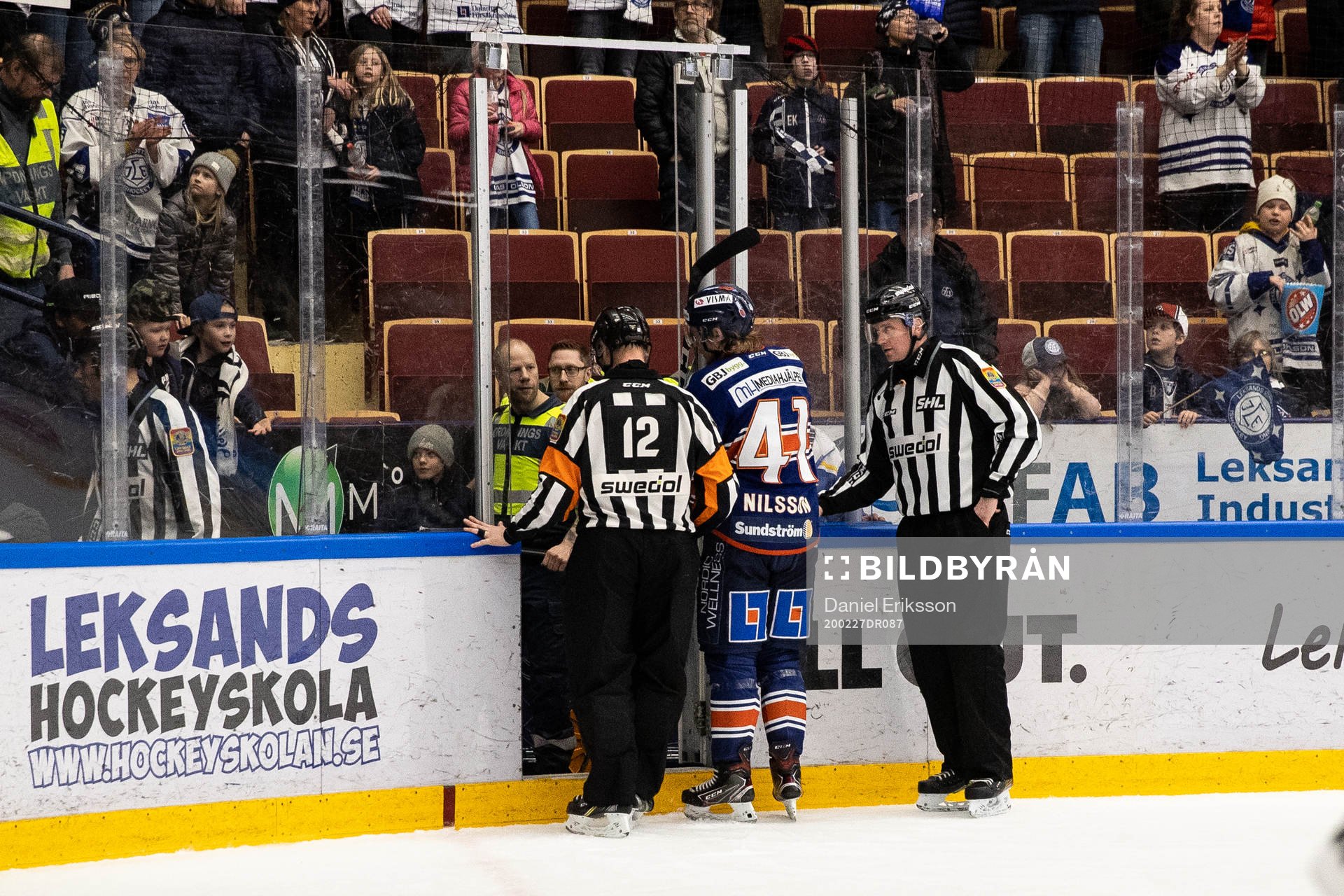 Växjös Ludvig Nilsson och Domare Mikael Anderssonlämnar