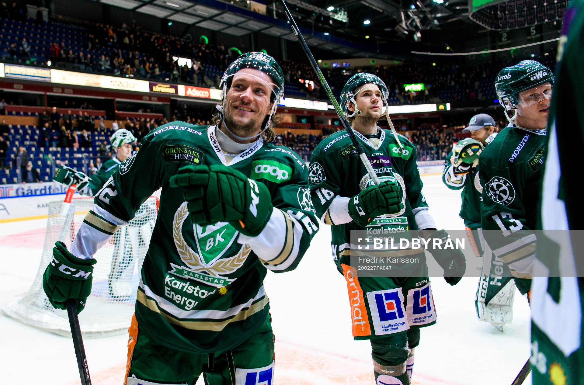 Färjestads Jesper Olofsson jublar och tackar publiken