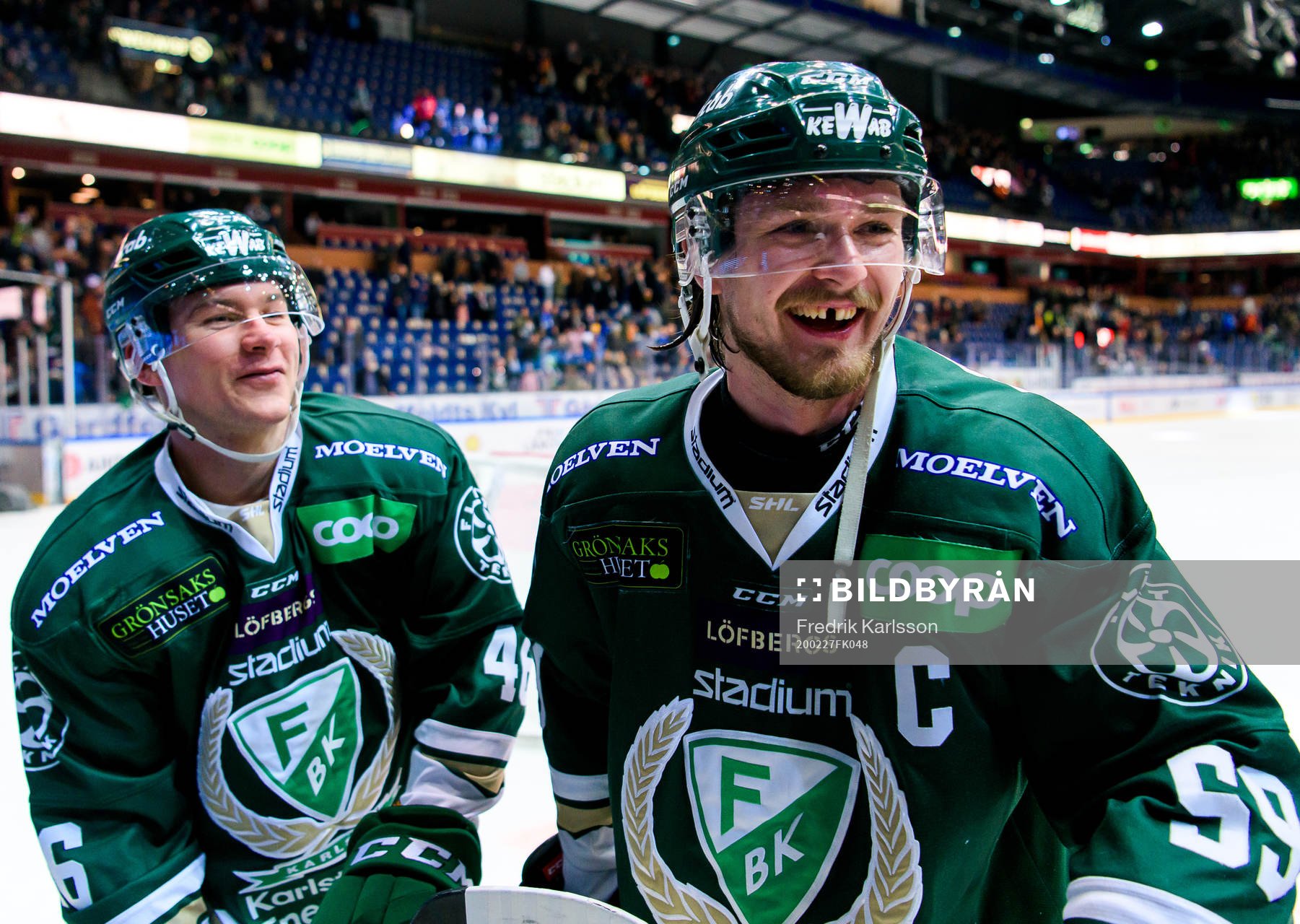Färjestads Michael Latta och Linus Johansson jublar