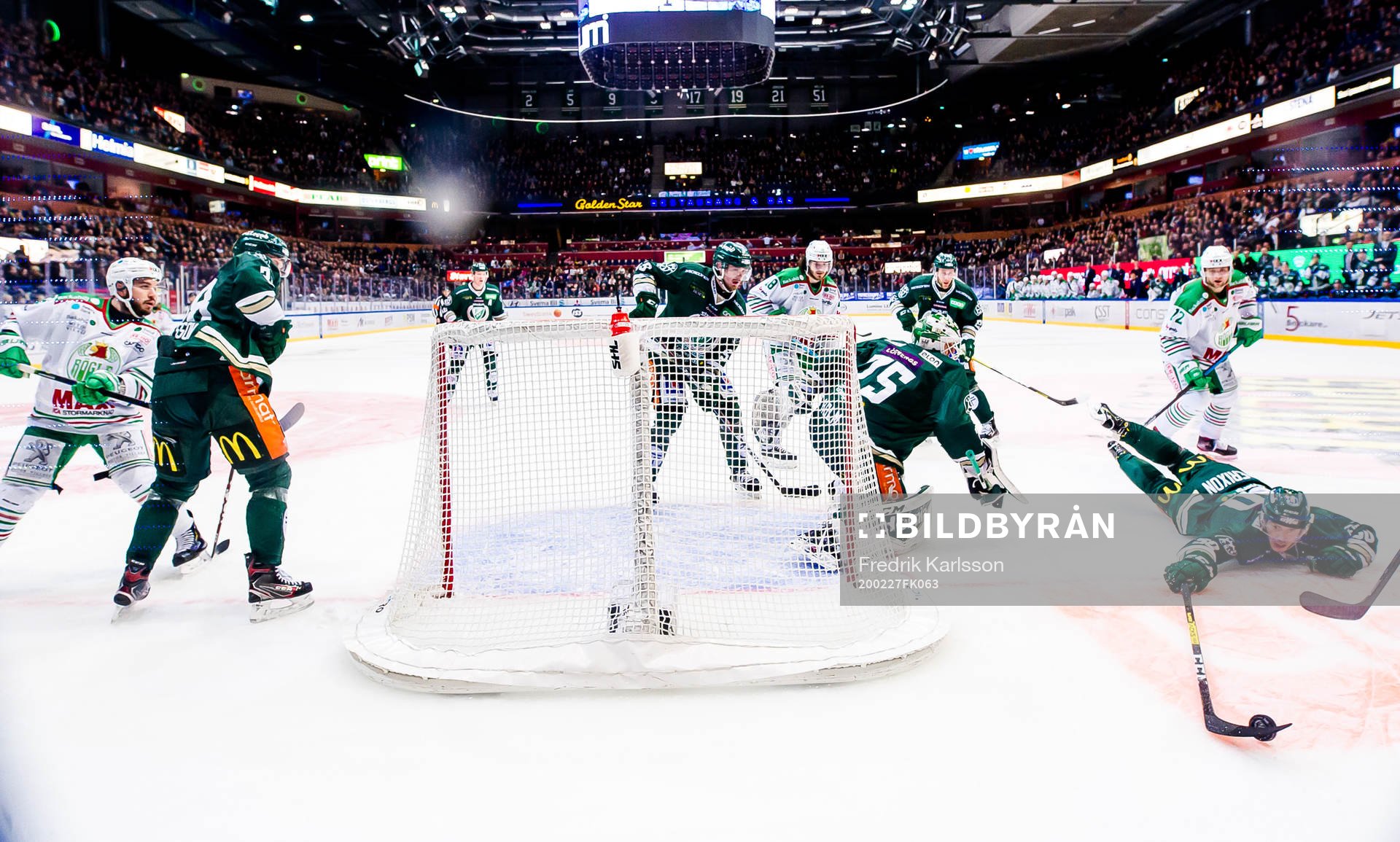 Färjestads Sebastian Erixon sträcker sig