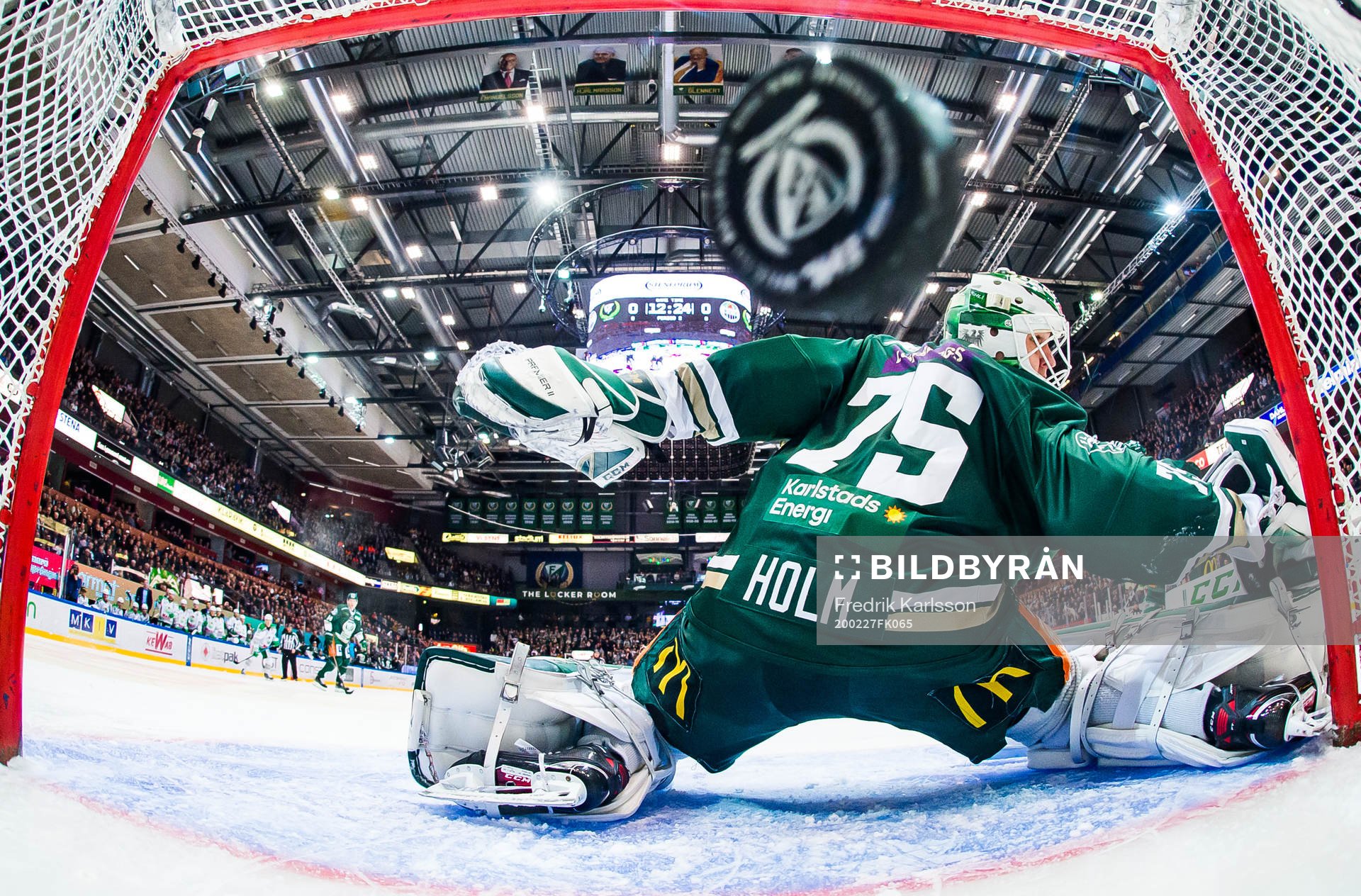 Färjestads målvakt Arvid Holm släpper in 0-1 av Rögles