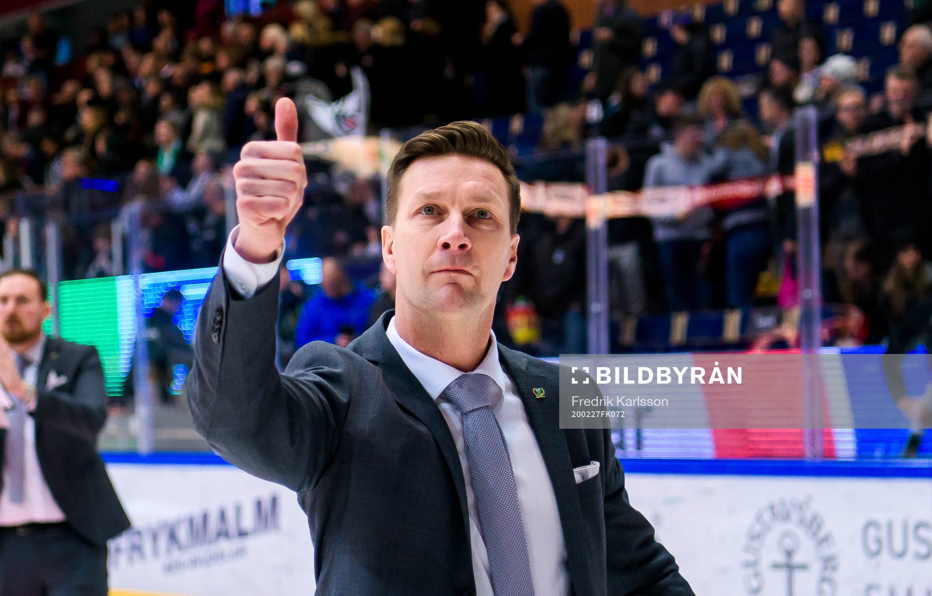 Färjestads huvudtränare Johan Pennerborn jublar och