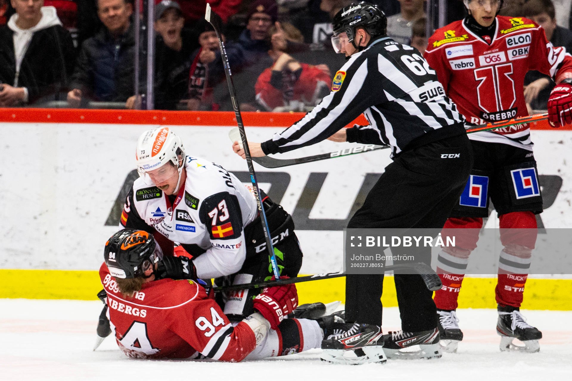Malmö Redhawks Adam Ollas Mattsson och Örebros Ryan Stoa