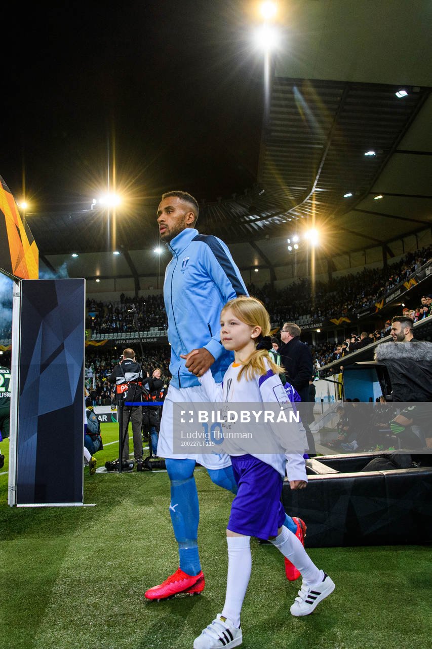 Isaac Kiese Thelin of Malmö FF enters the pitch