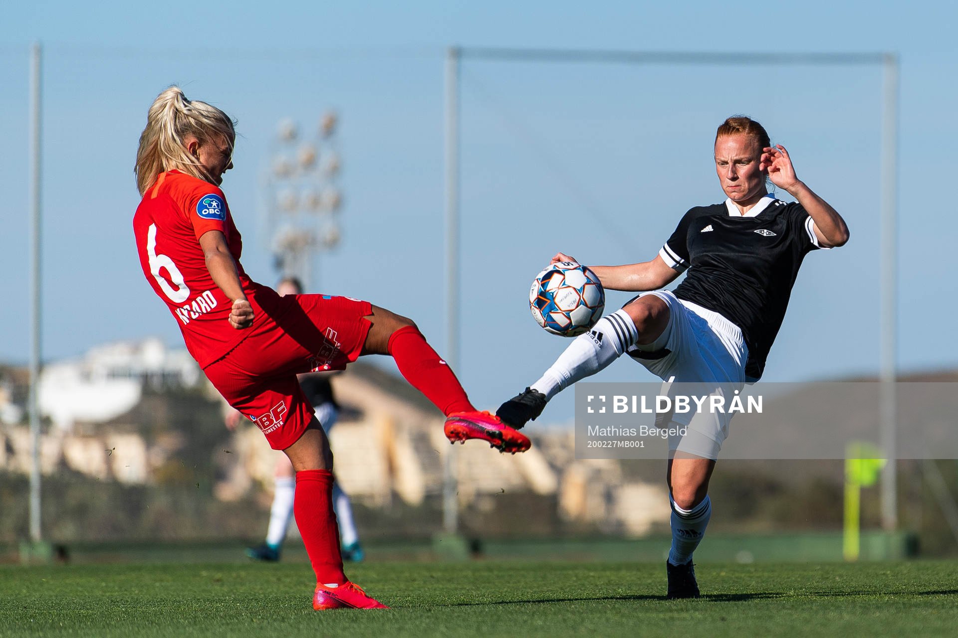 Rikke Nygard of Arna-Bjørnar and Laura Gashi of Rosenborg