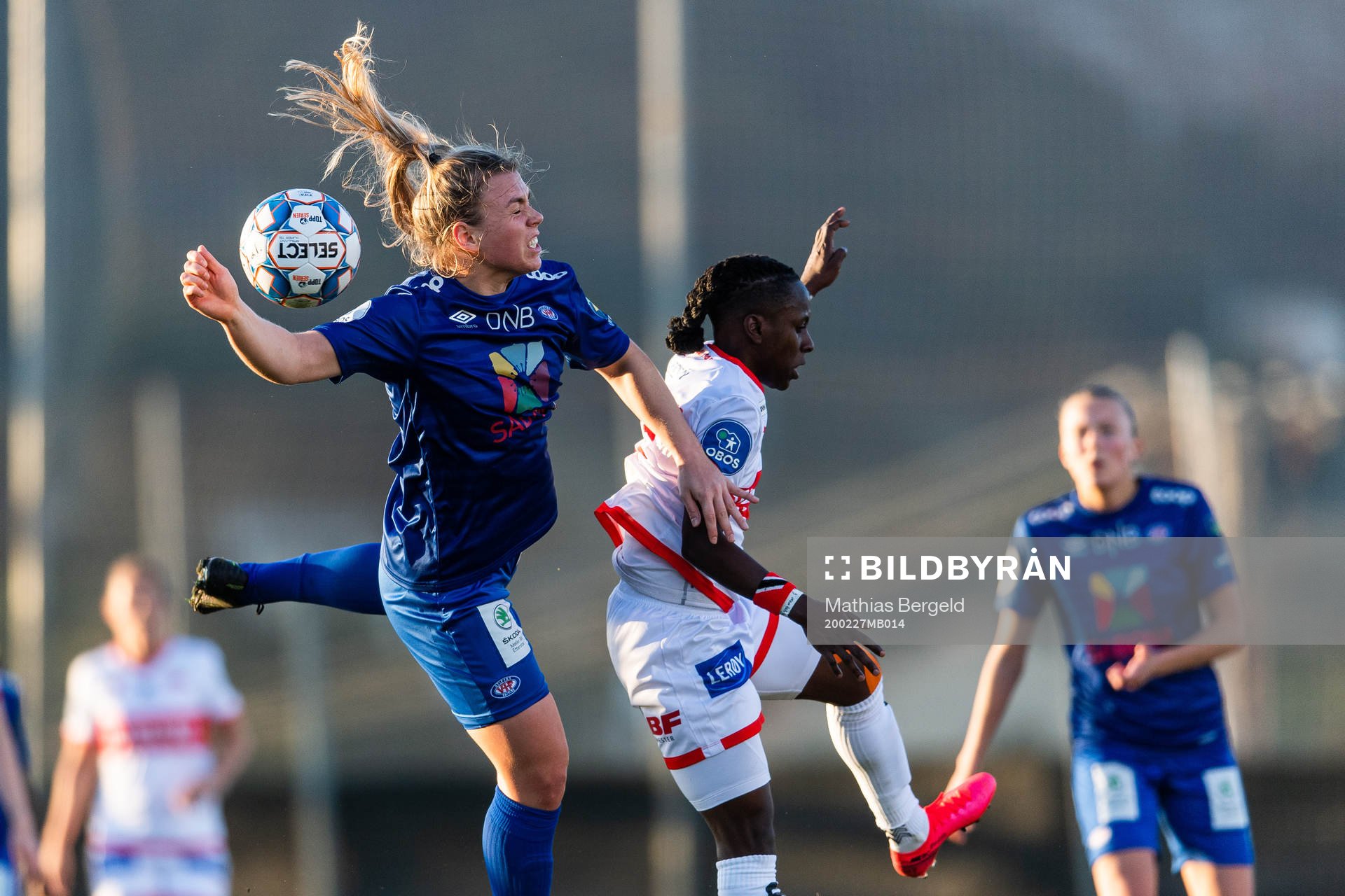 Ingibjörg Sigurdadottir of Vålerenga and Kennya Cordner
