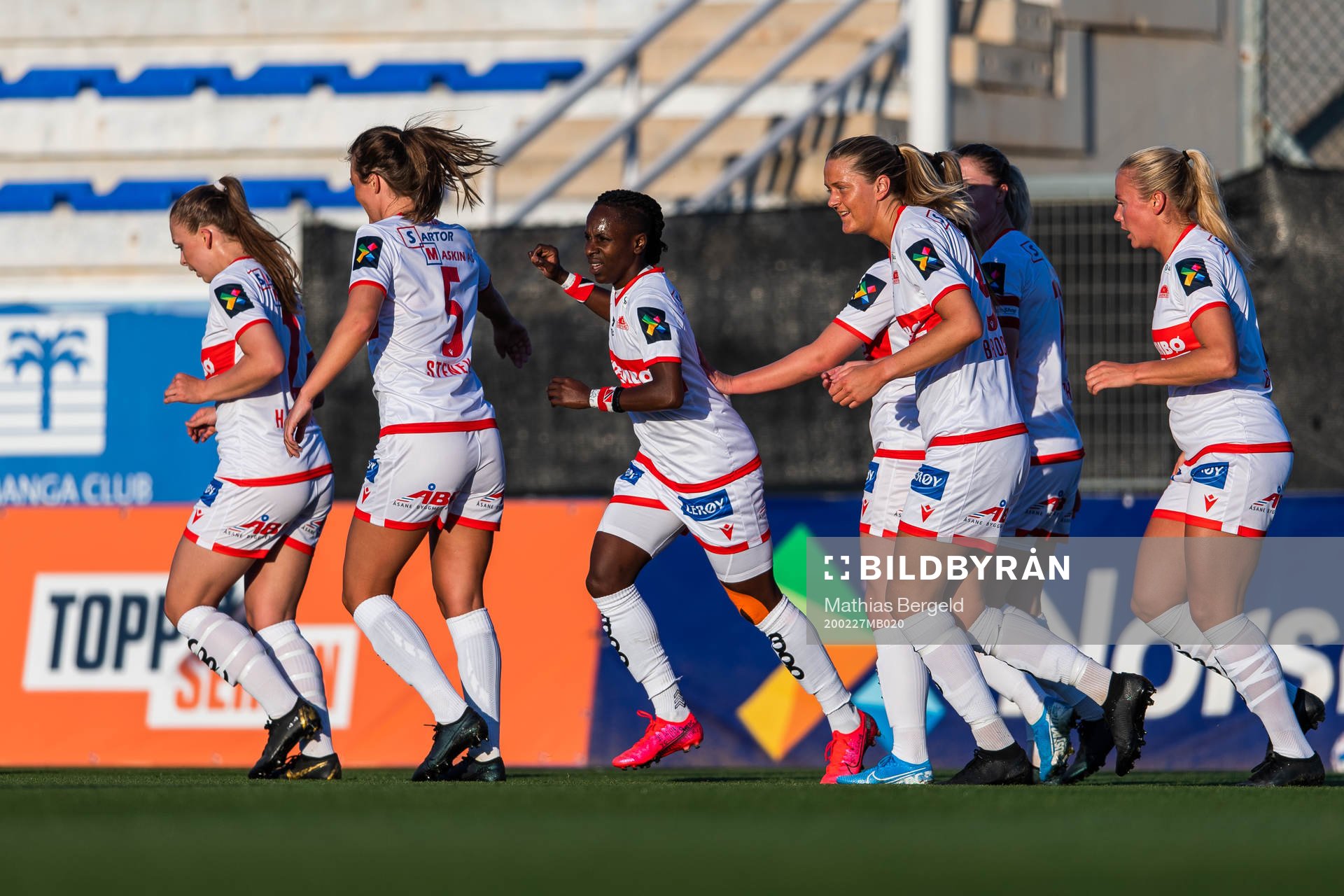 Kennya Cordner of Sandviken celebrates with team mates