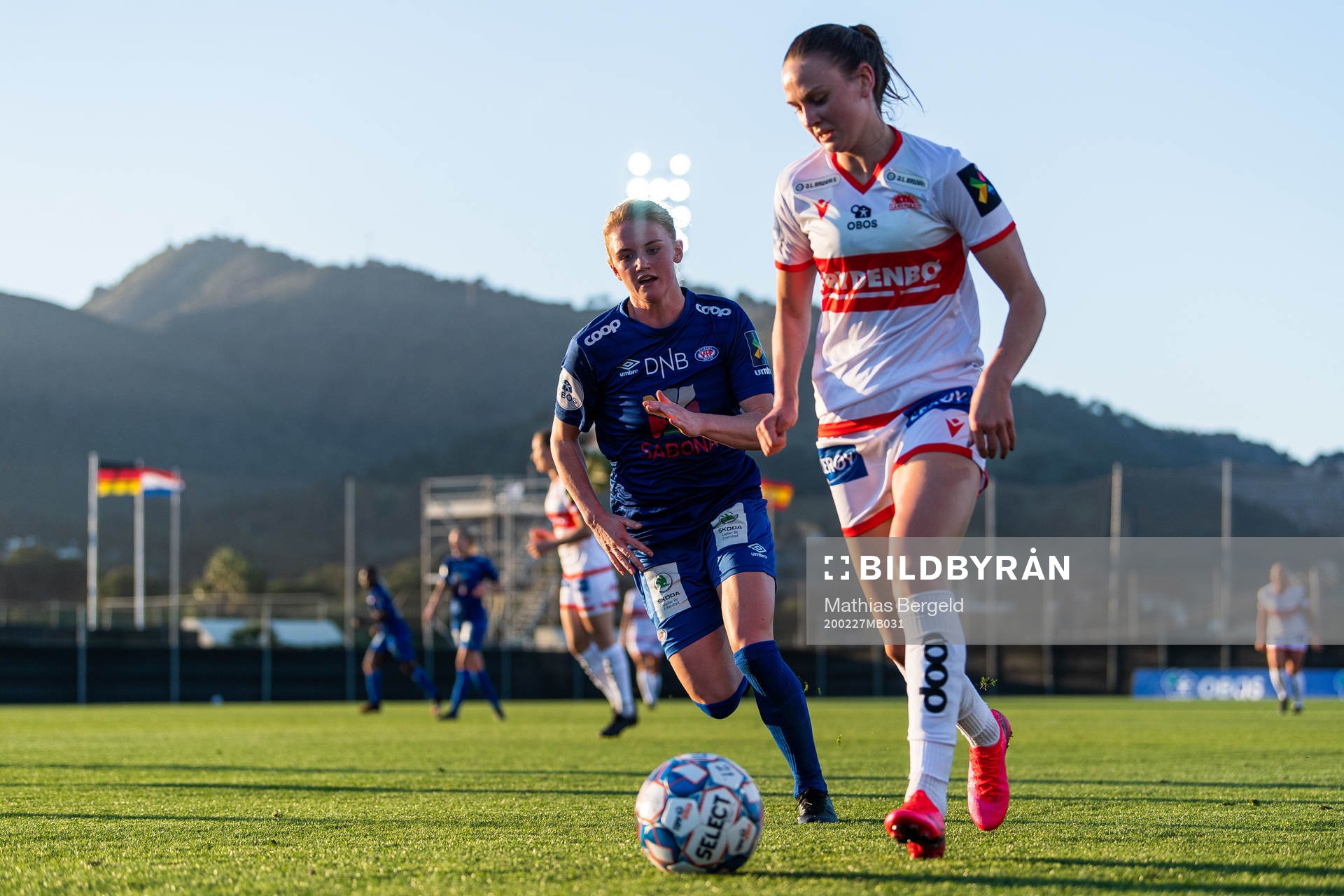 Rikke Marie Madsen of Vålerenga and Vilde Hasund of