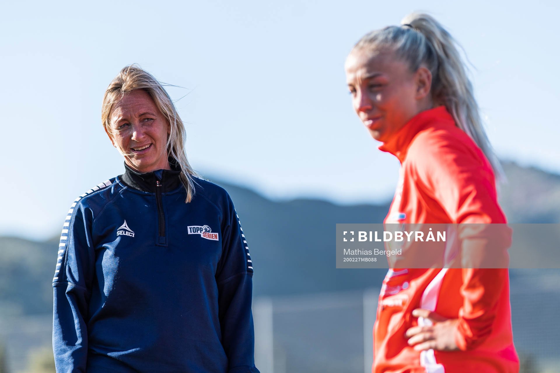 Hege Jørgensen, manager Toppfotball Kvinner, talks to