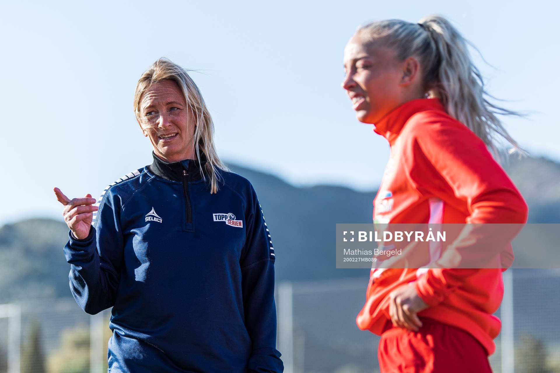 Hege Jørgensen, manager Toppfotball Kvinner, talks to