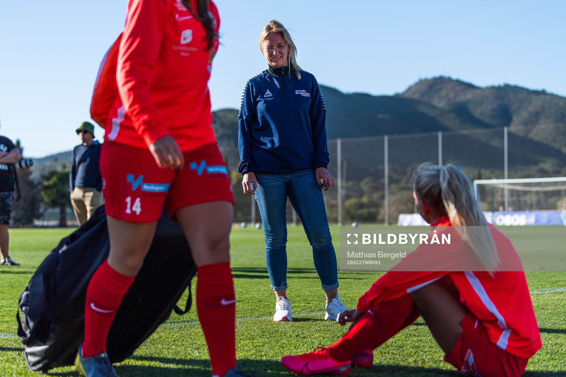 Hege Jørgensen, manager Toppfotball Kvinner, talks to