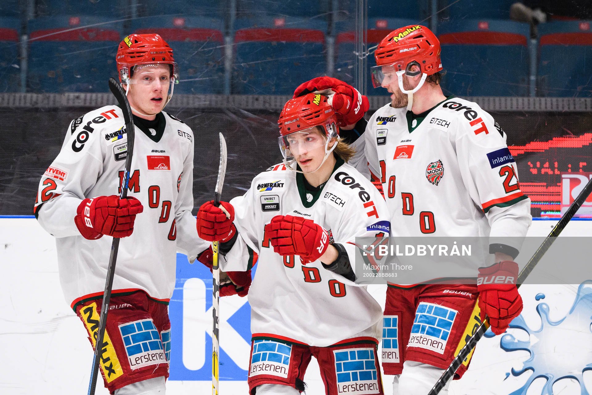 Modos Iikka Kangasniemi jublar med Fredrik Olofsson och Kim