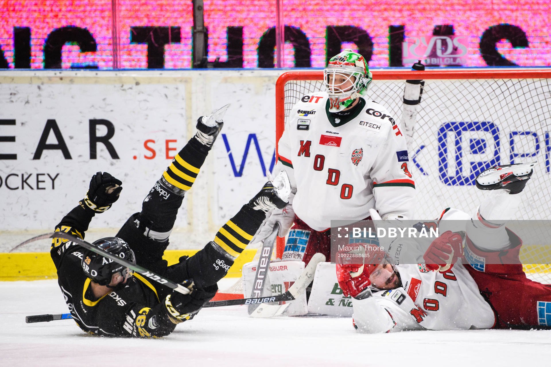 s Lucas Feuk oroar framför Modos målvakt Erik Hanses och