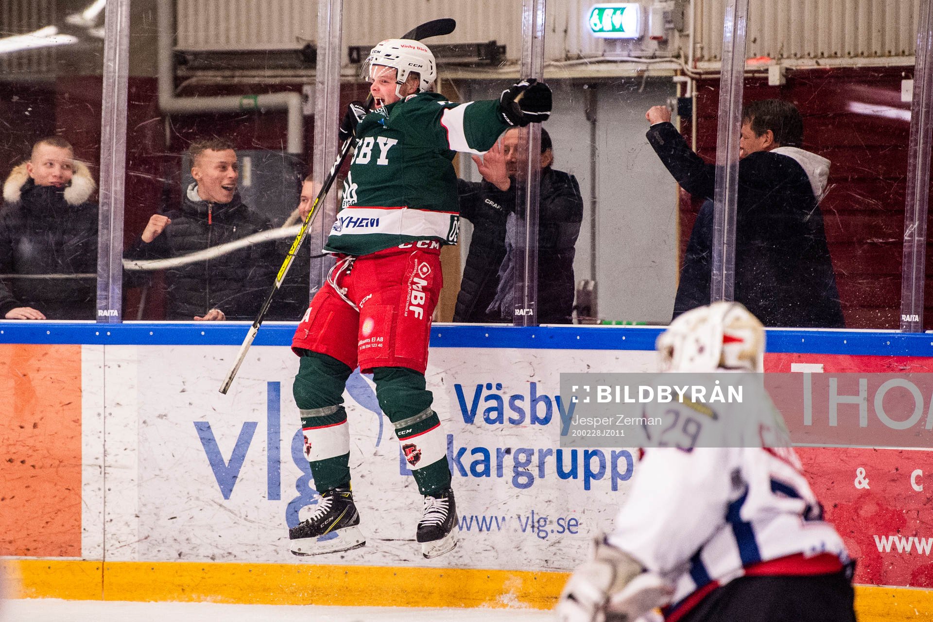 Väsbys Gabriel Österberg jublar