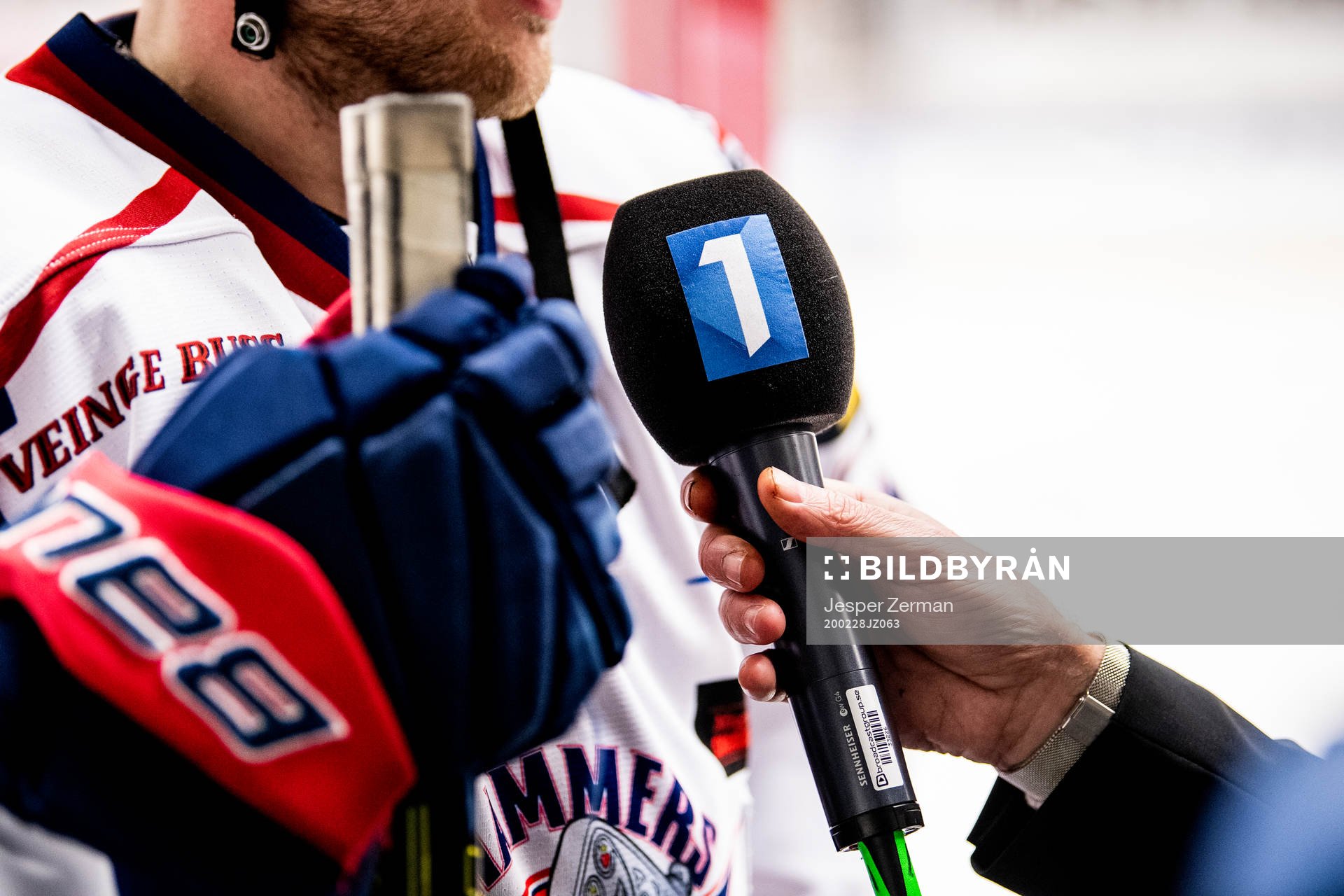 Hockeyettans logotyp på en mikrofon