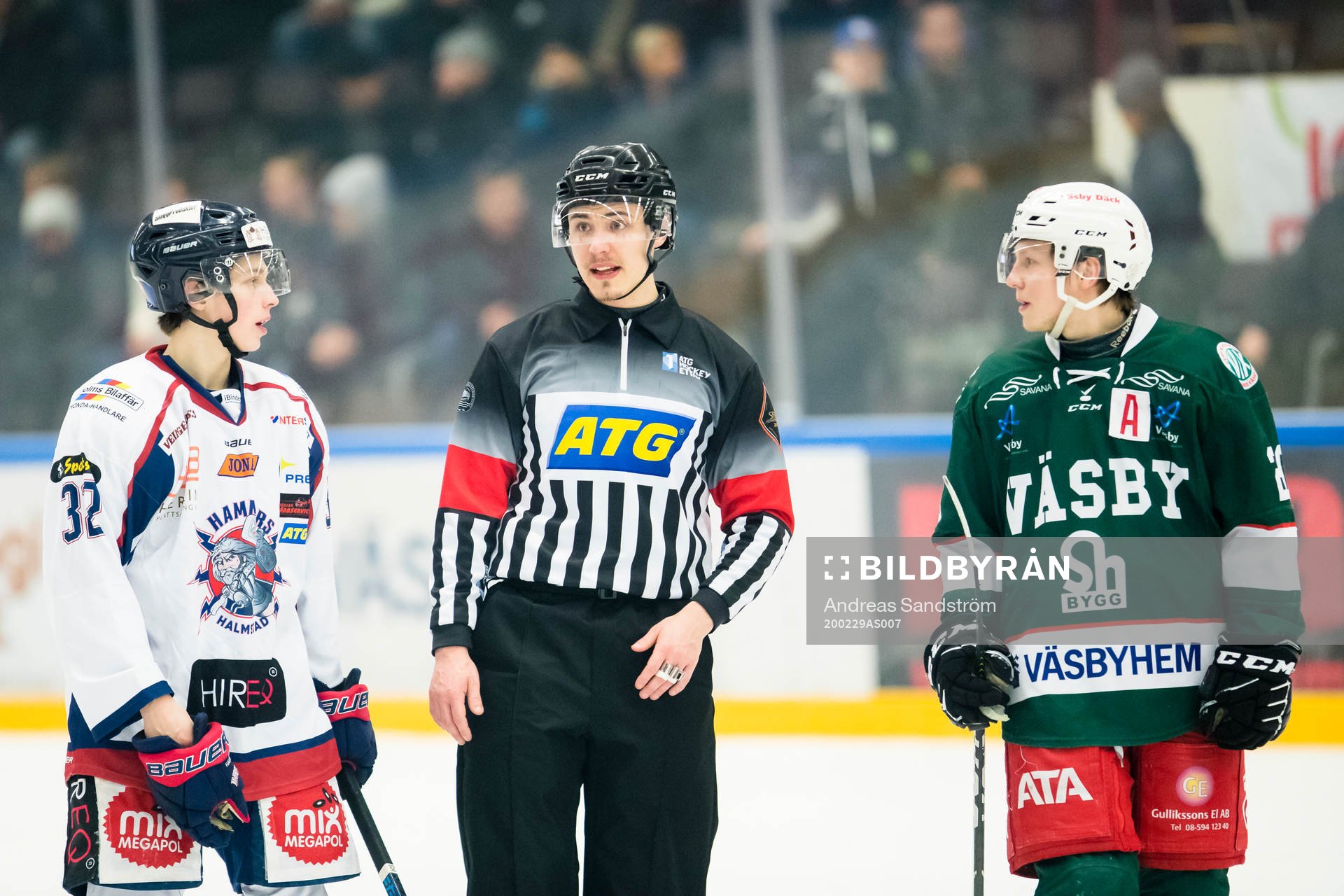 Halmstads Robin Holm och Väsbys Jesper Kemi diskuterar med