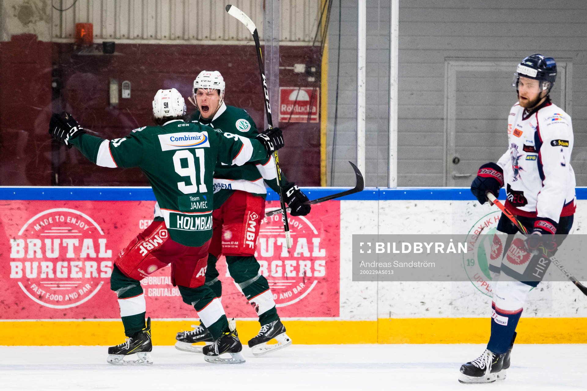 Väsbys Pontus Karlsson (h) gör 3-1 och jublar med