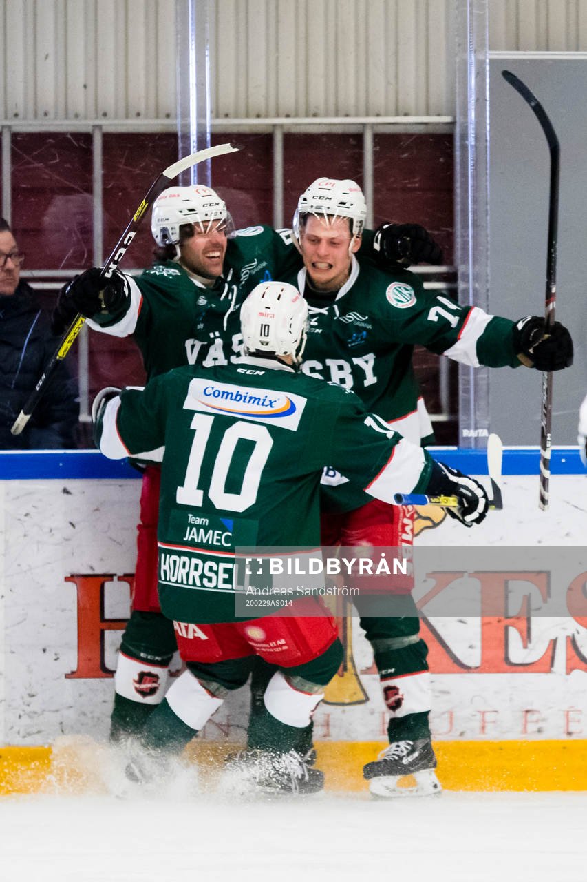 Väsbys Pontus Karlsson (h) gör 3-1 och jublar med