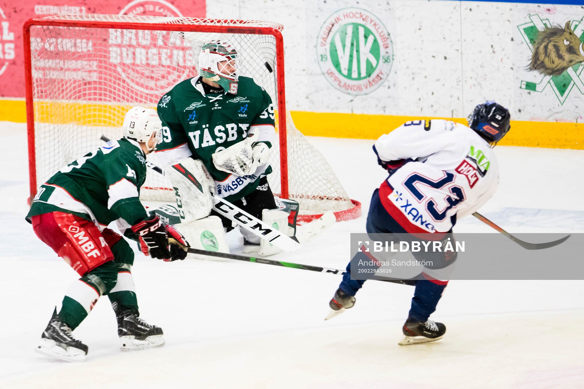 Halmstads Robin Holm gör 3-2 bakom Väsbys målvakt Edvin
