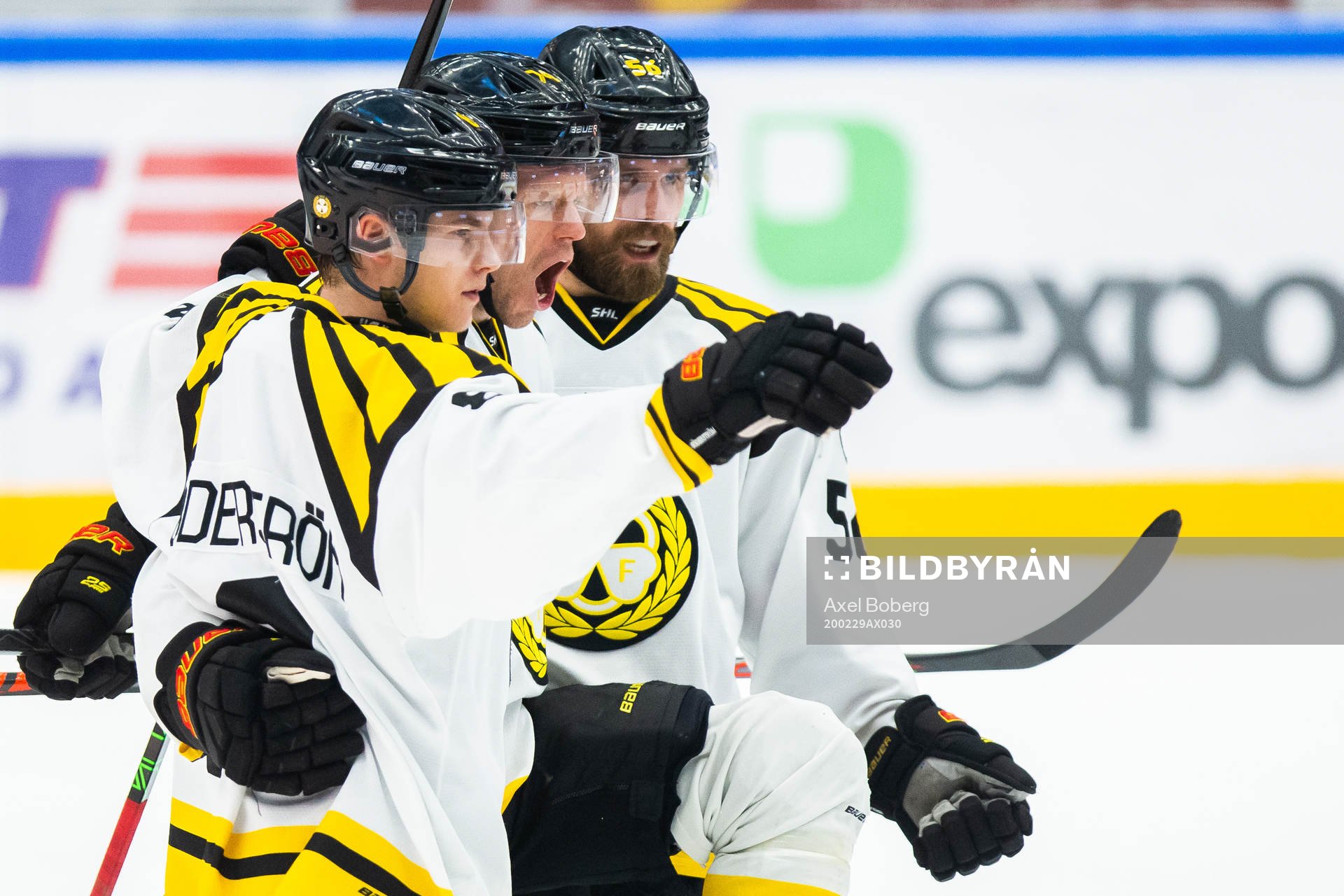 Brynäs Nicklas Danielsson jublar med Victor Söderström