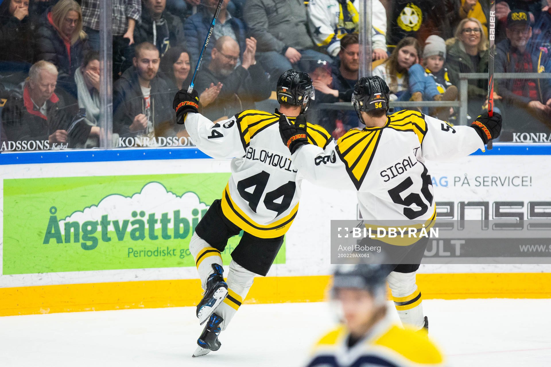 Brynäs Jacob Blomqvist och Brynäs Jonathan Sigalet jublar