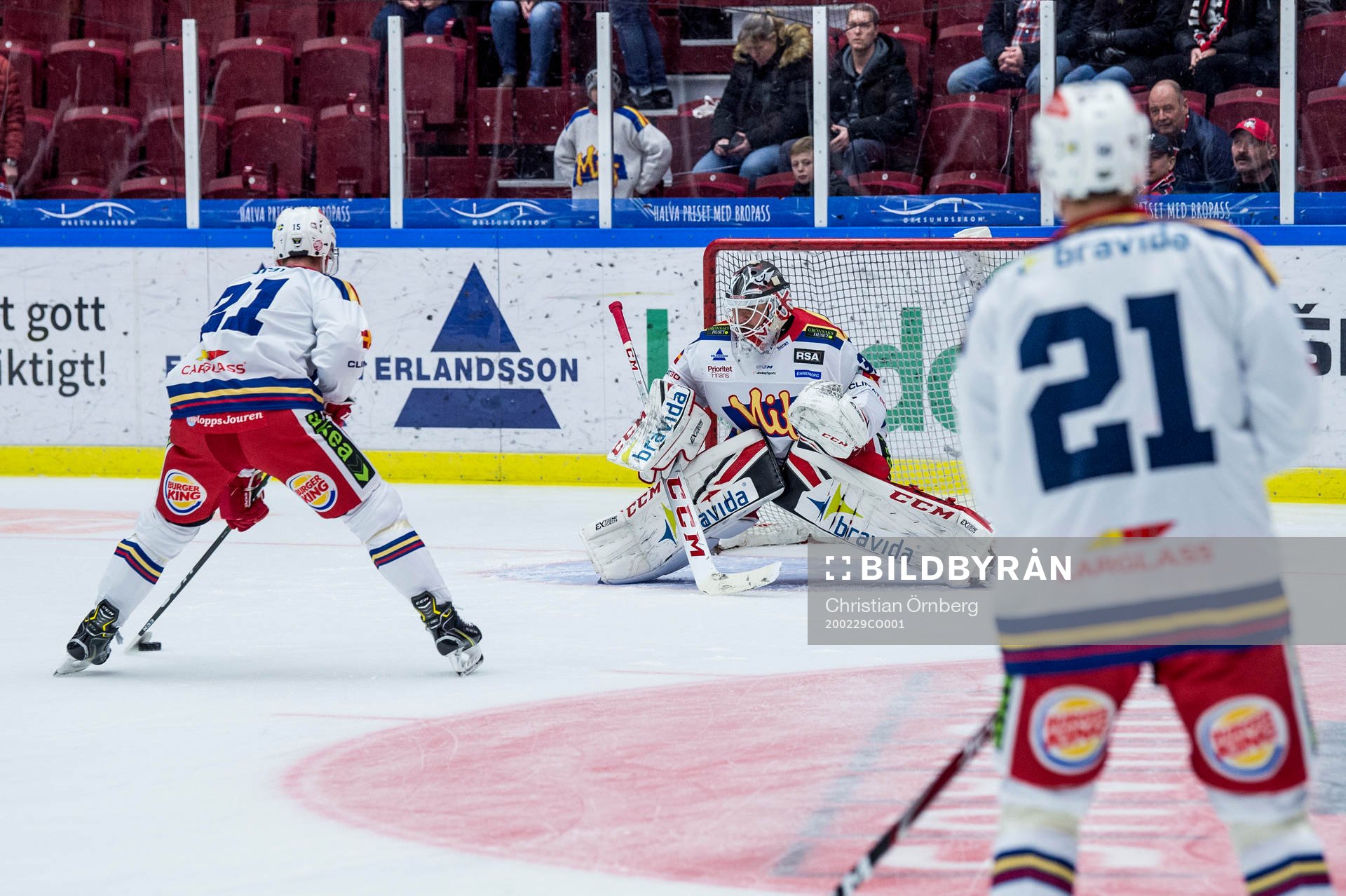 Samtliga spelare i Malmö Redhawks värmer upp med