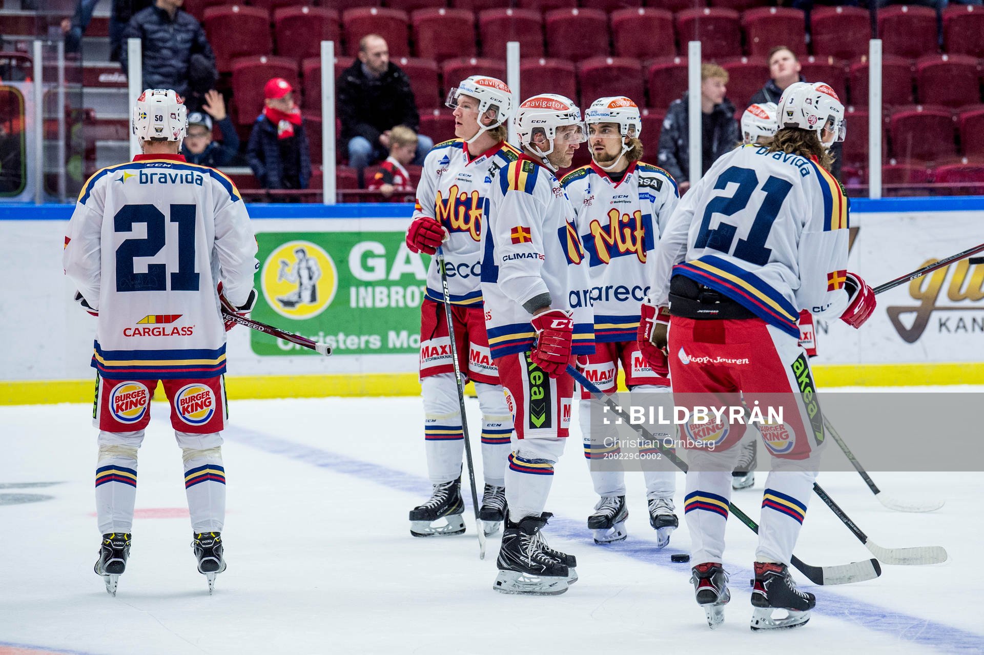 Samtliga spelare i Malmö Redhawks värmer upp med