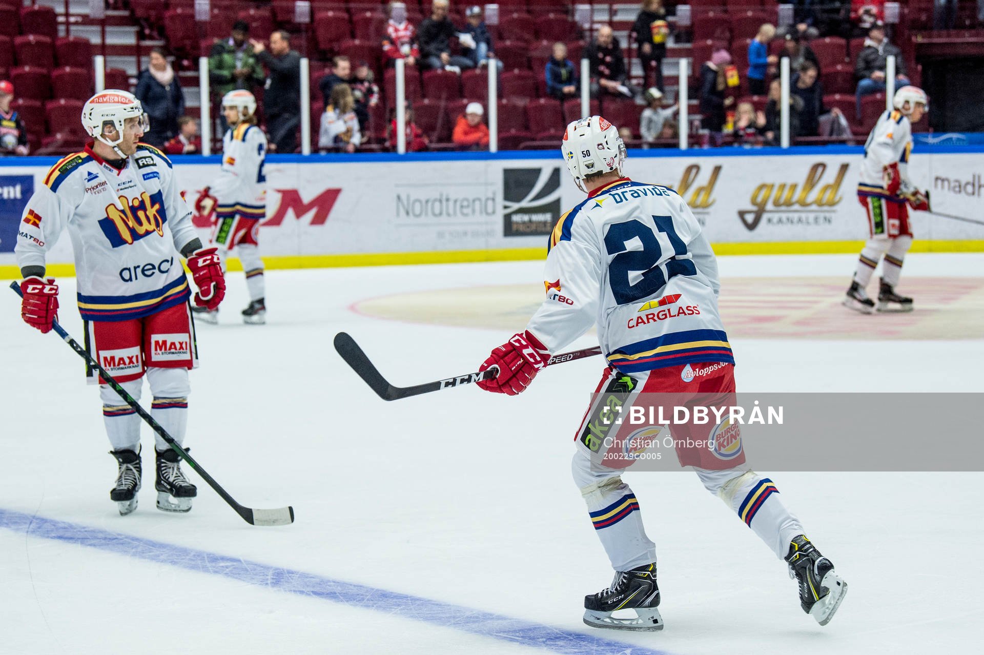 Samtliga spelare i Malmö Redhawks värmer upp med
