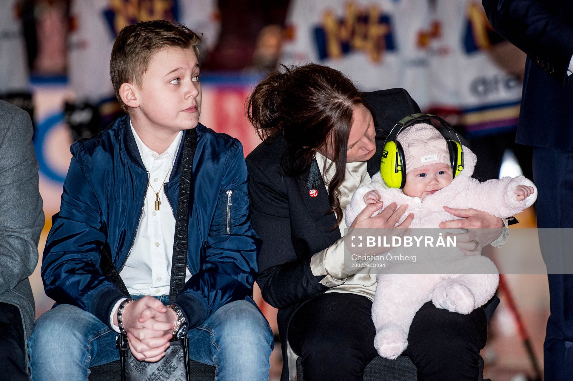 Anna Mattsson, med barnen Elliot och Bianca tittar på när