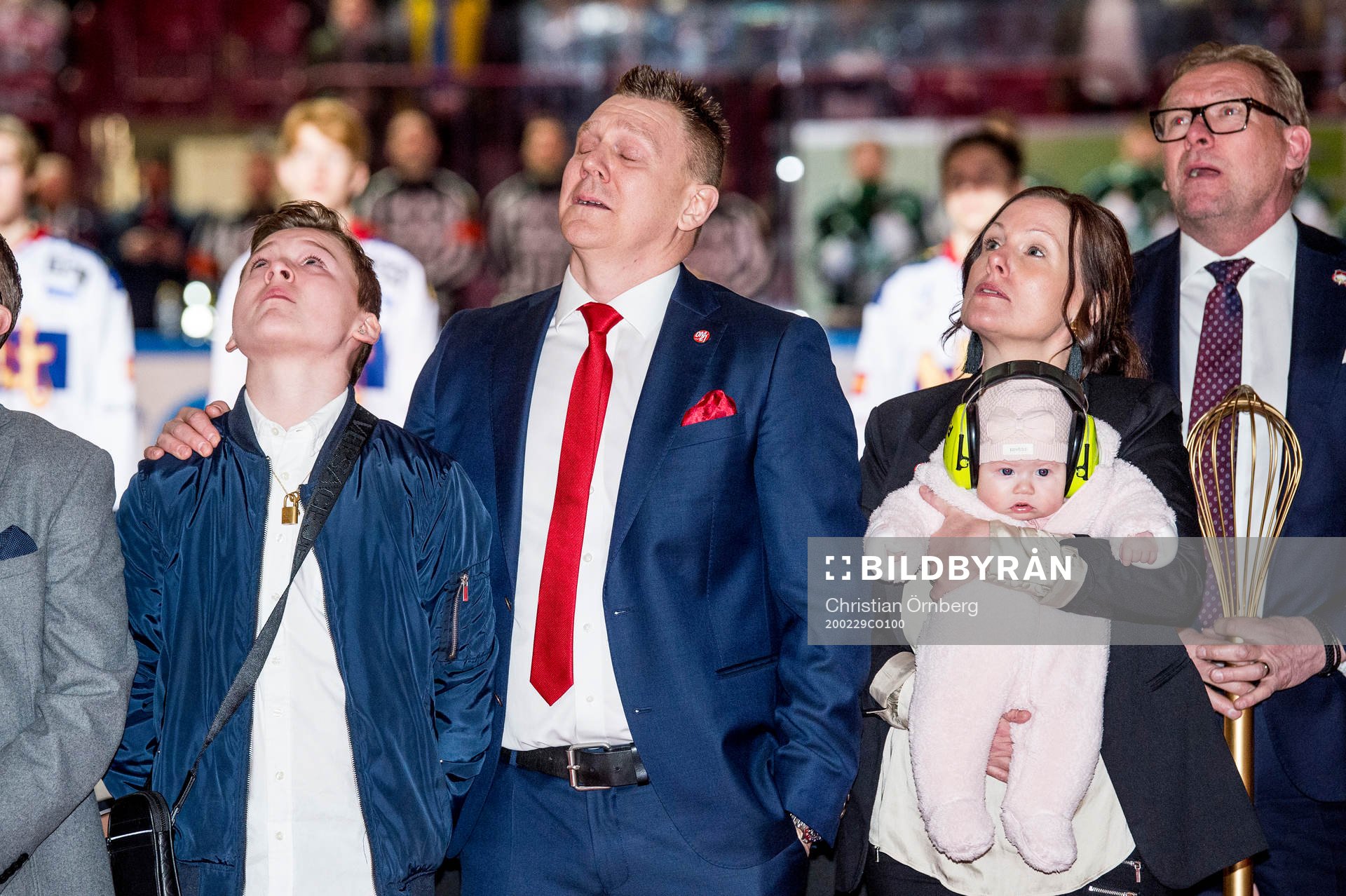 Anna Mattsson, med barnen Elliot och Bianca tittar på när