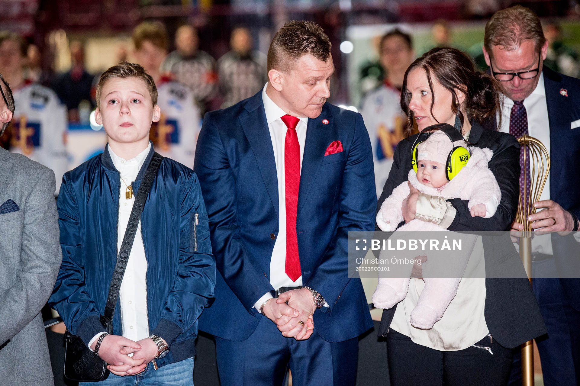 Anna Mattsson, med barnen Elliot och Bianca tittar på när
