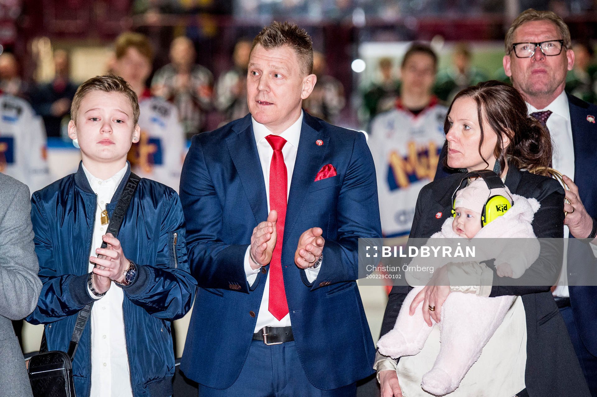 Anna Mattsson, med barnen Elliot och Bianca tittar på när