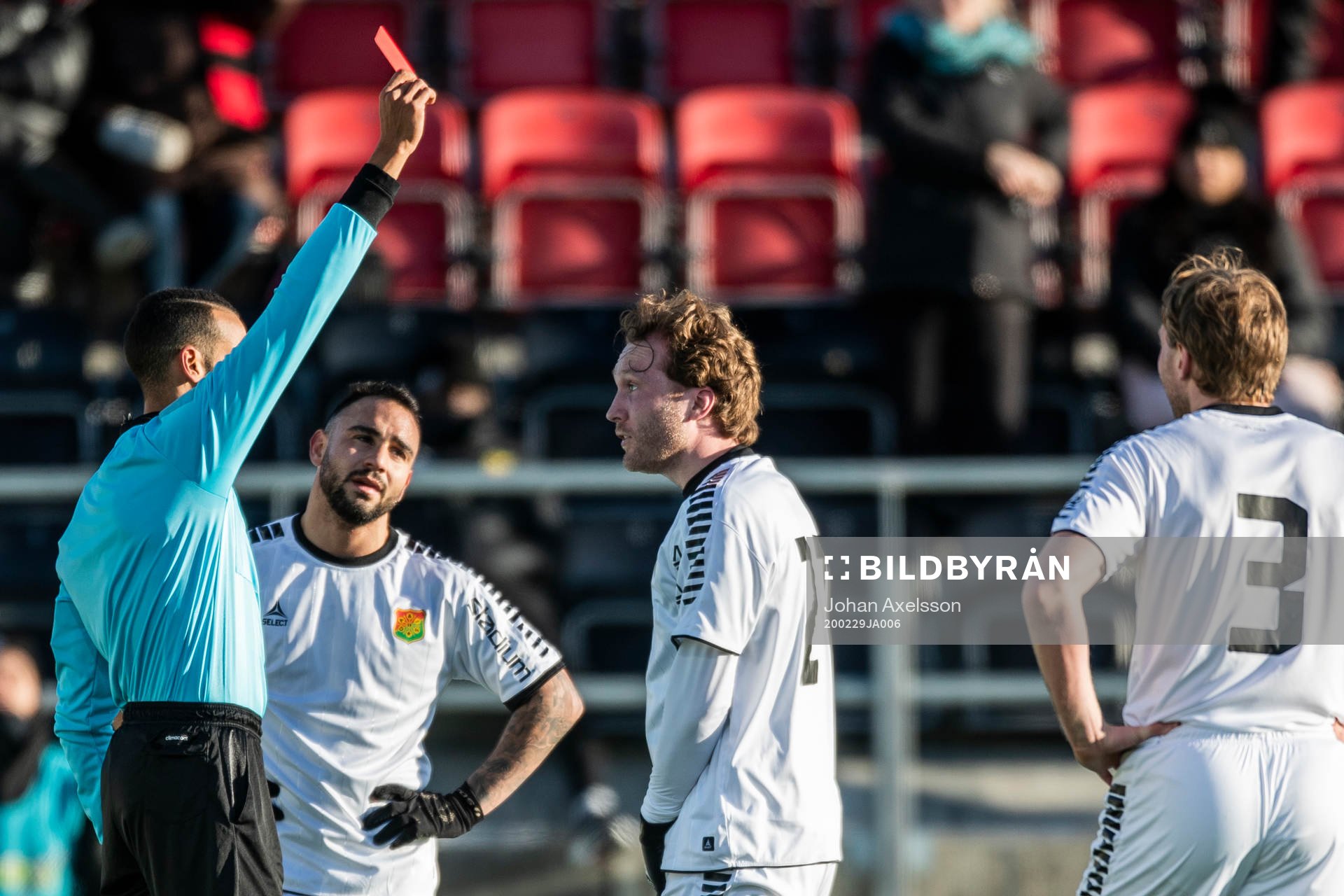 GAIS Emil Wahlström får rött kort av domaren