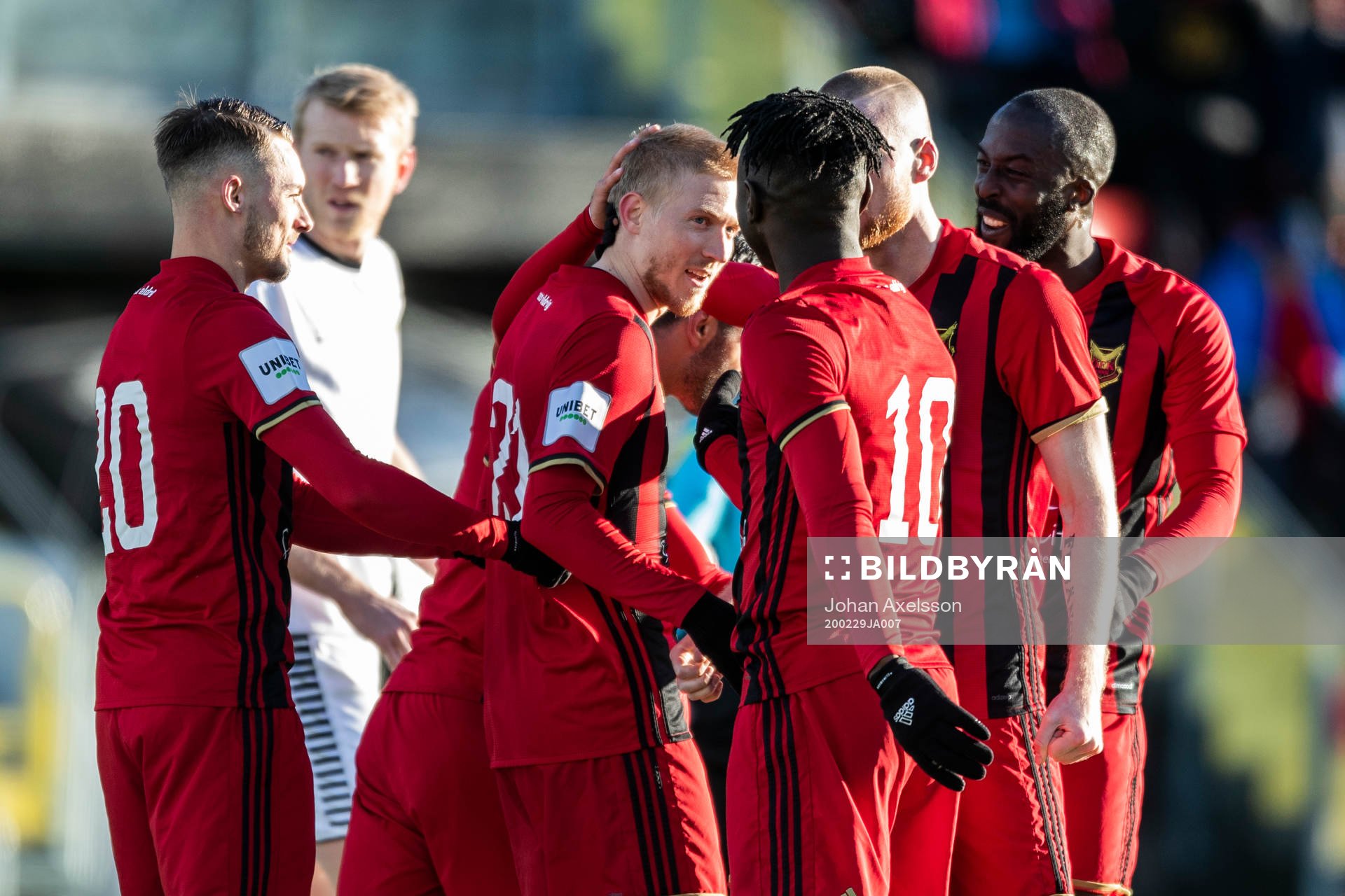 Östersunds Simon Kroon jublar med lagkamrater