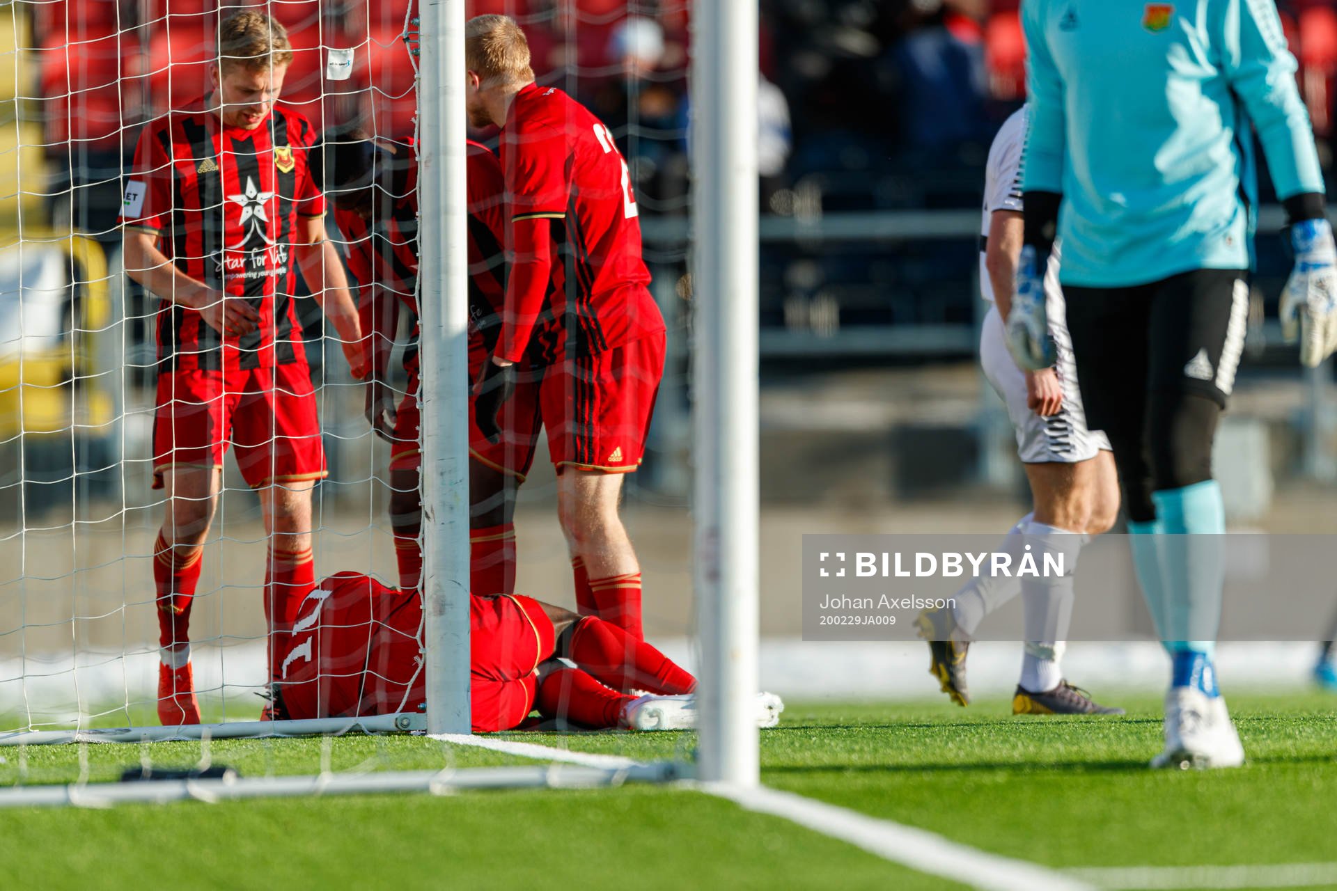Östersunds Jordan Attah Kadiri  gör 3-0 och får ont