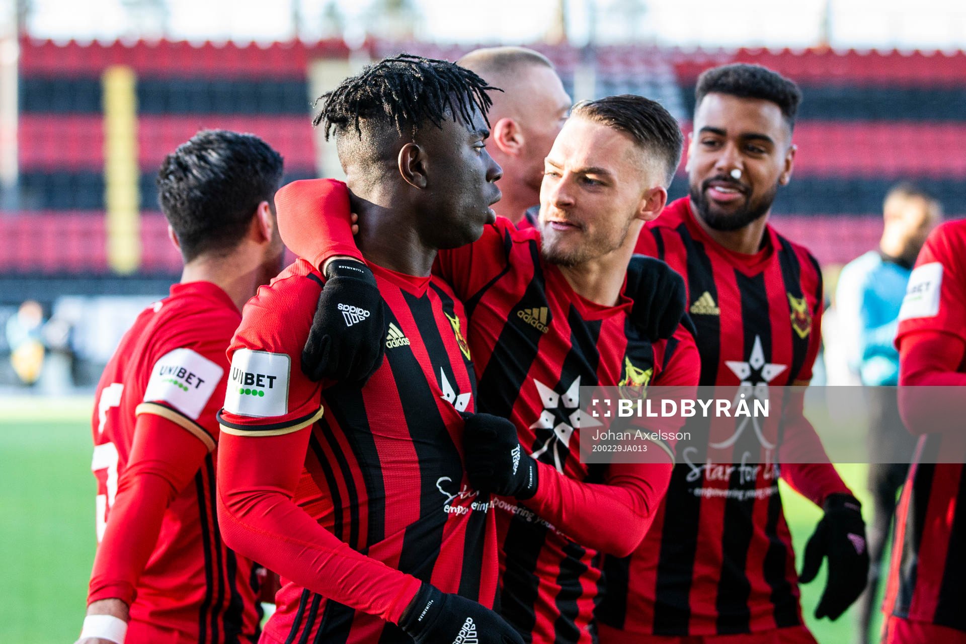 Östersunds Jordan Attah Kadiri  och Felix Hörberg jublar
