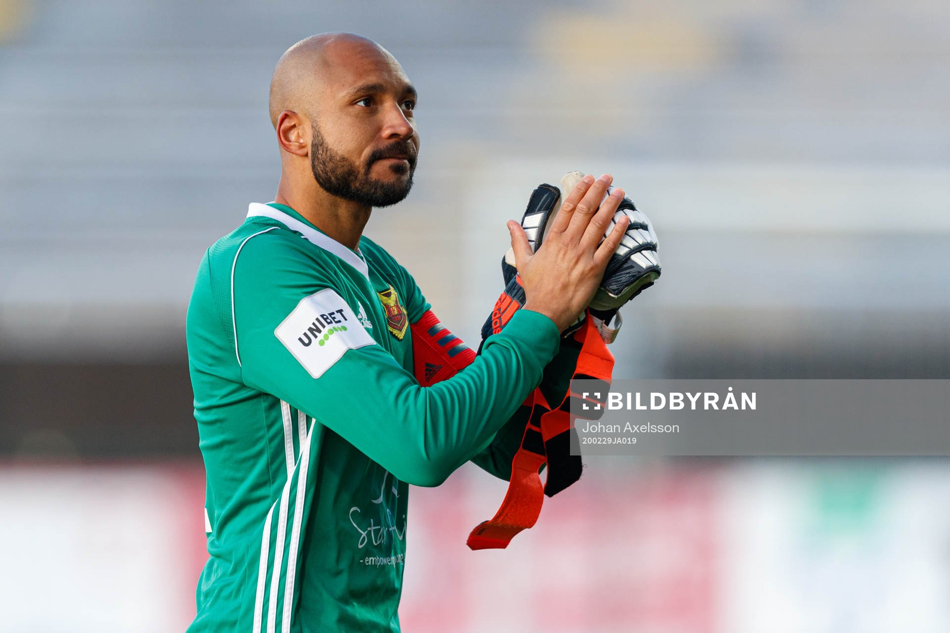 Östersunds målvakt Aly Keita jublar