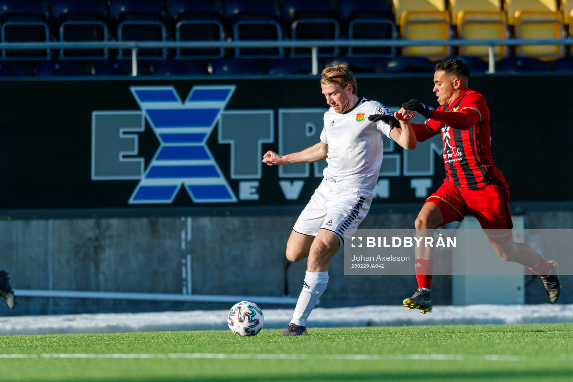 GAIS August Wängberg i kamp med Östersunds  Marco Weymans  under fotbollsmatchen i Svenska Cupen mellan Östersund och Gais den 29 Februari 2020 i Östersund.